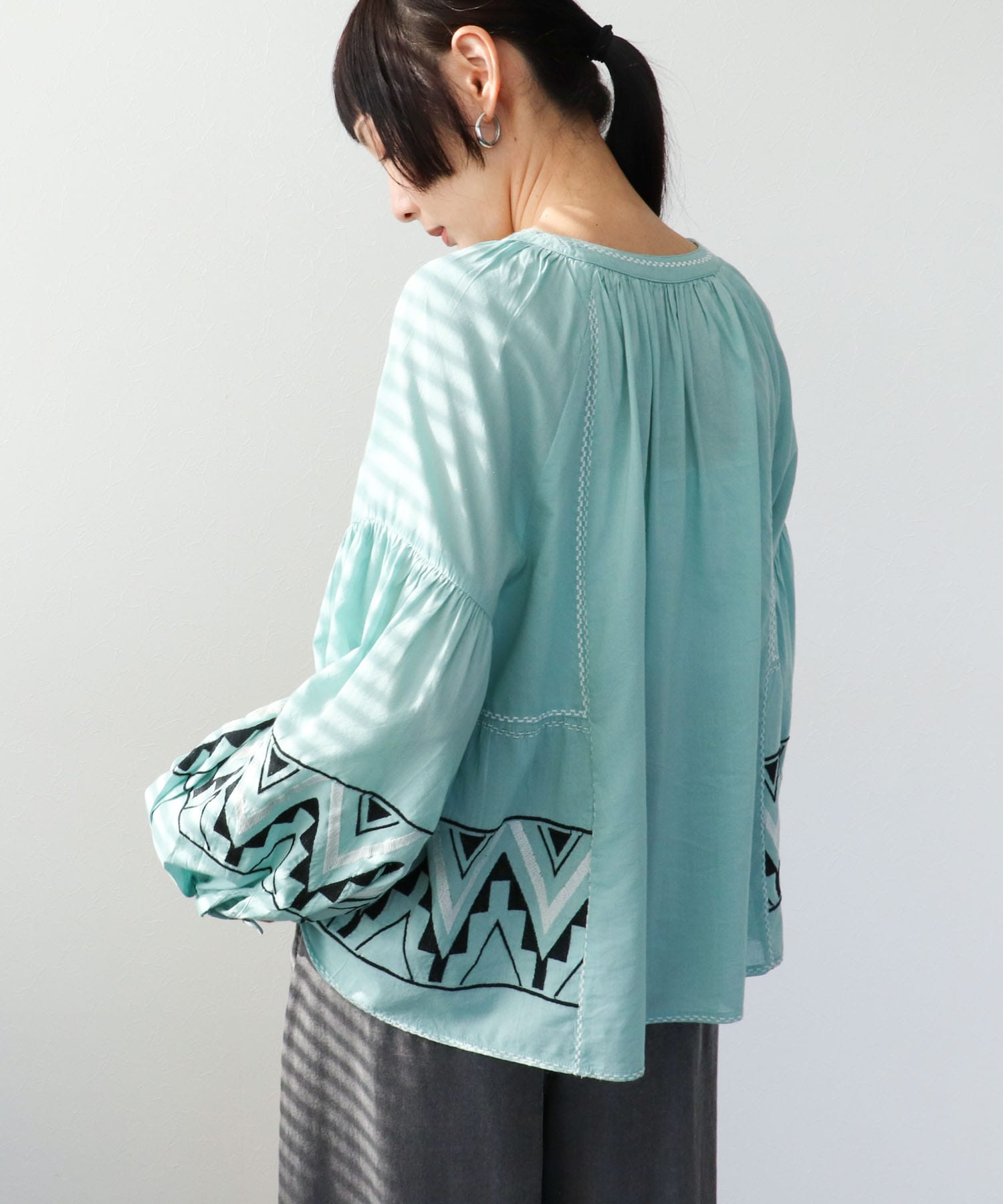 《WEB先行発売》コットンレーヨン刺繍ブラウス