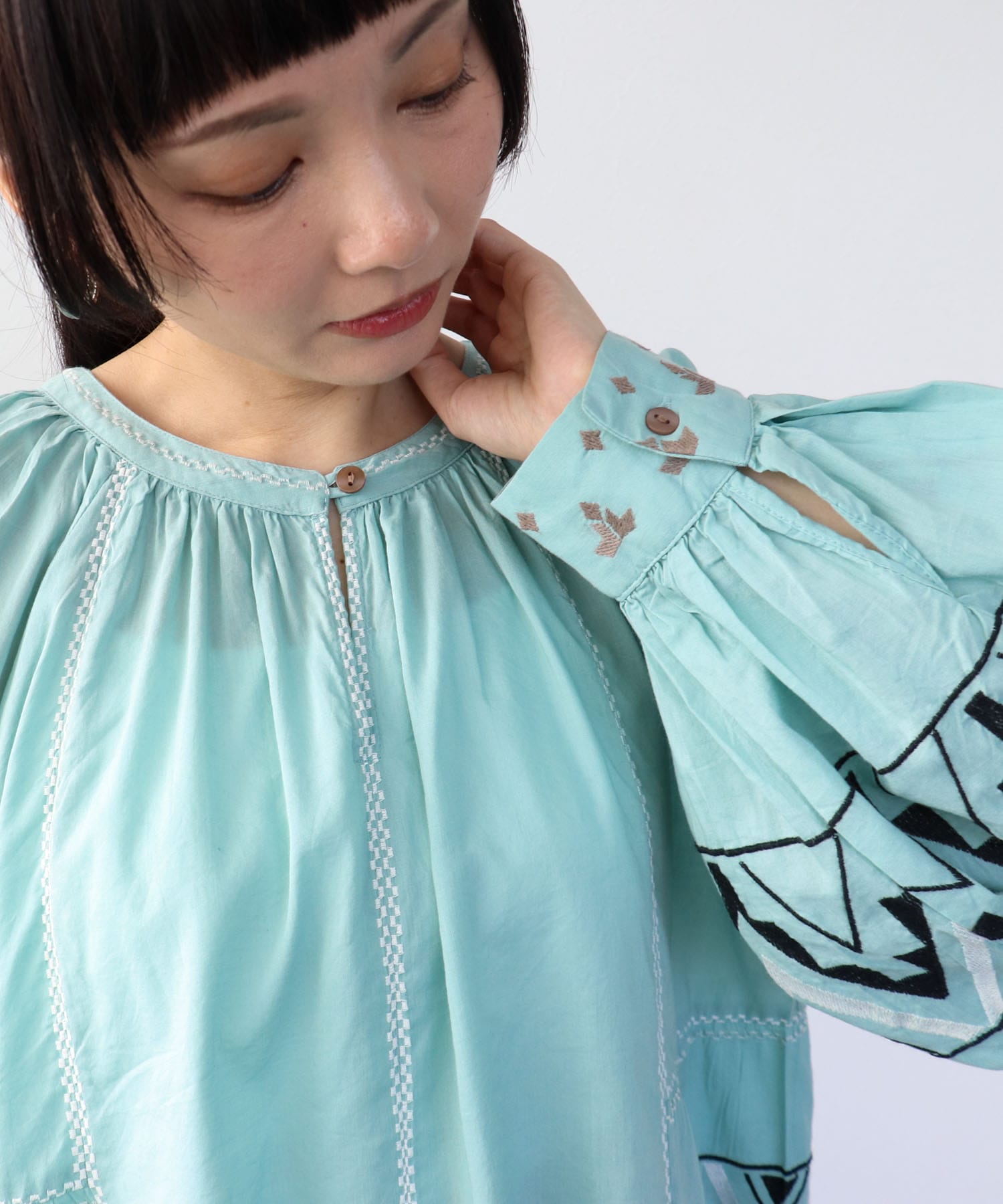 《WEB先行発売》コットンレーヨン刺繍ブラウス