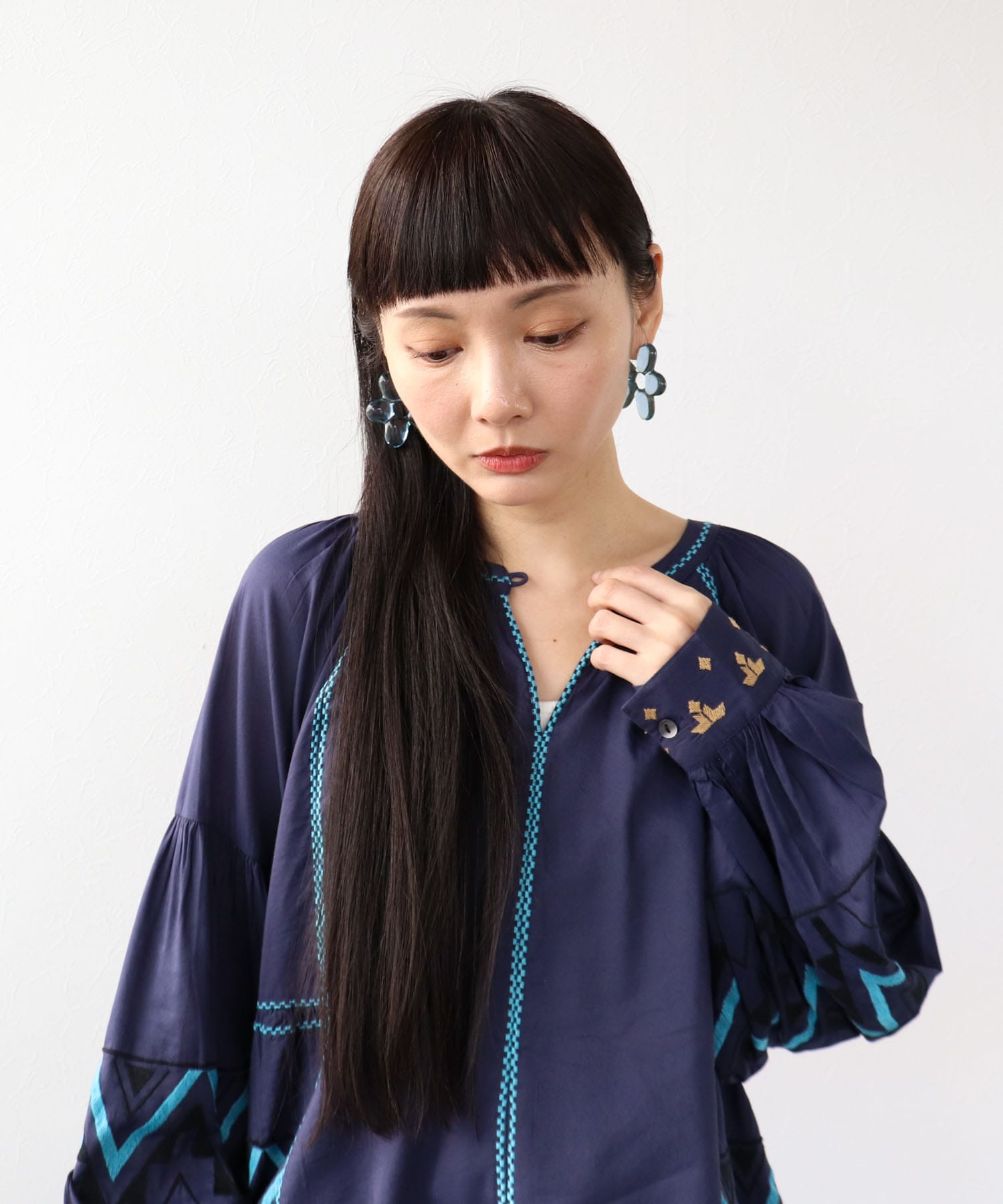 《WEB先行発売》コットンレーヨン刺繍ブラウス