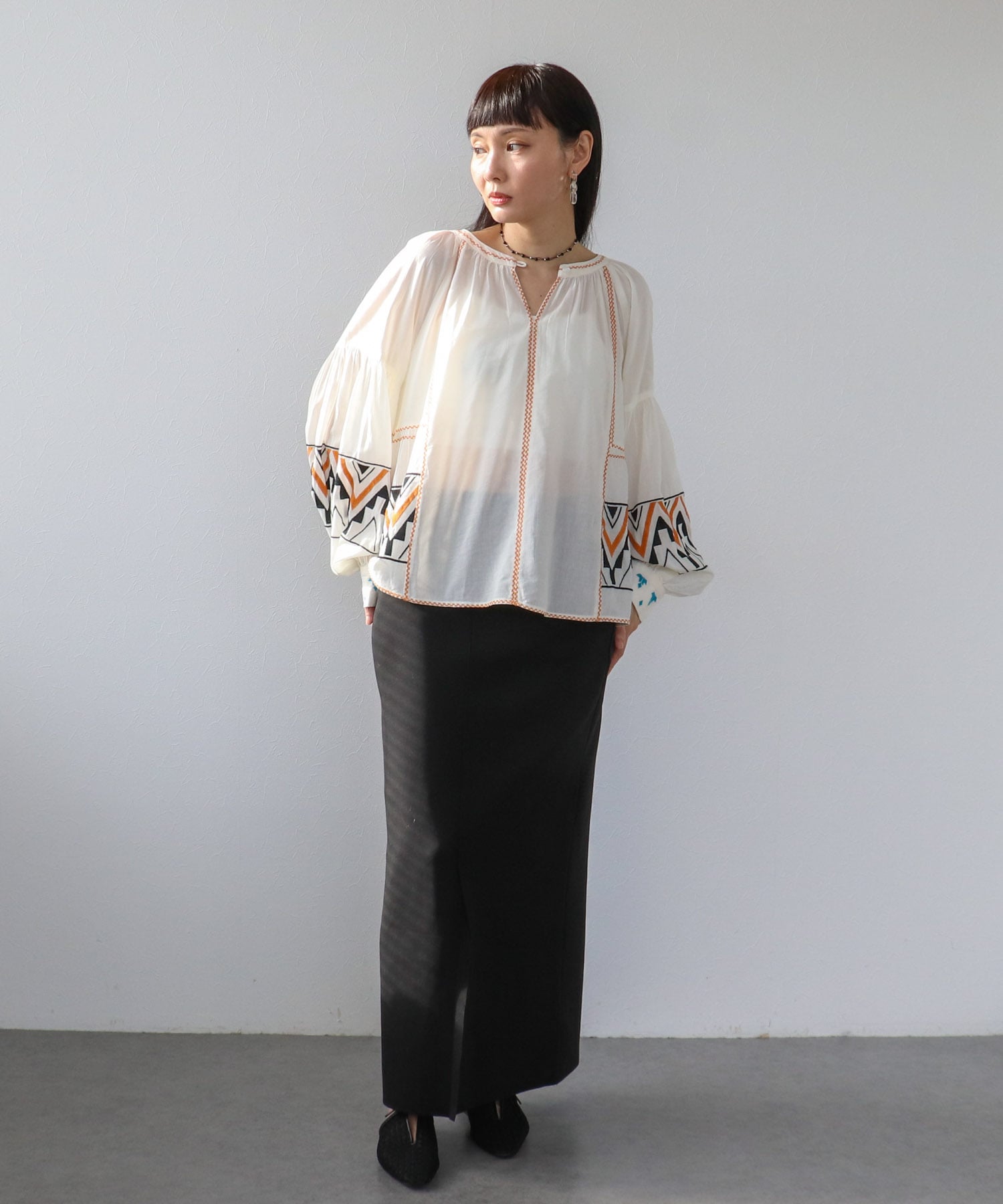 《WEB先行発売》コットンレーヨン刺繍ブラウス