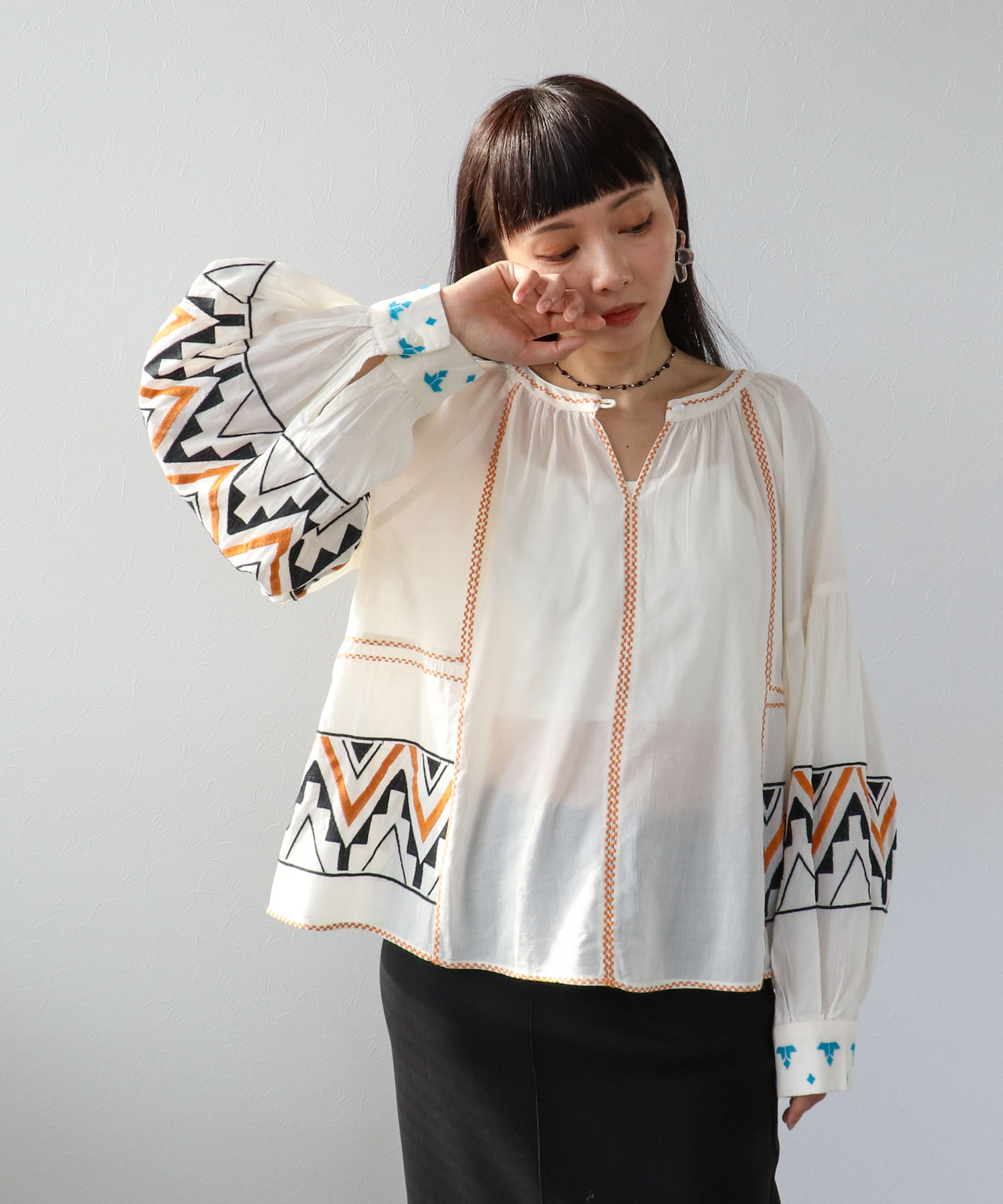 《WEB先行発売》コットンレーヨン刺繍ブラウス