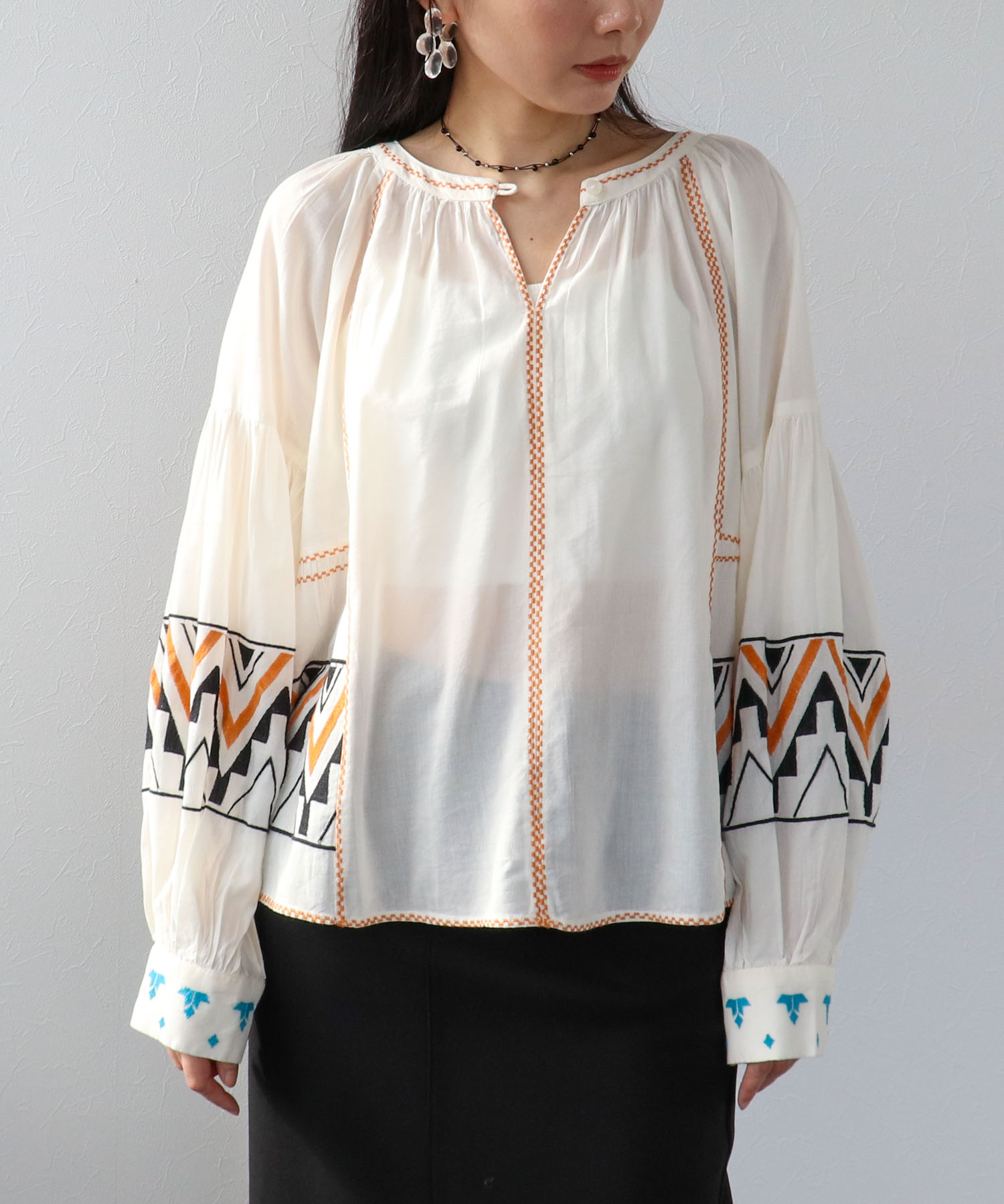 《WEB先行発売》コットンレーヨン刺繍ブラウス