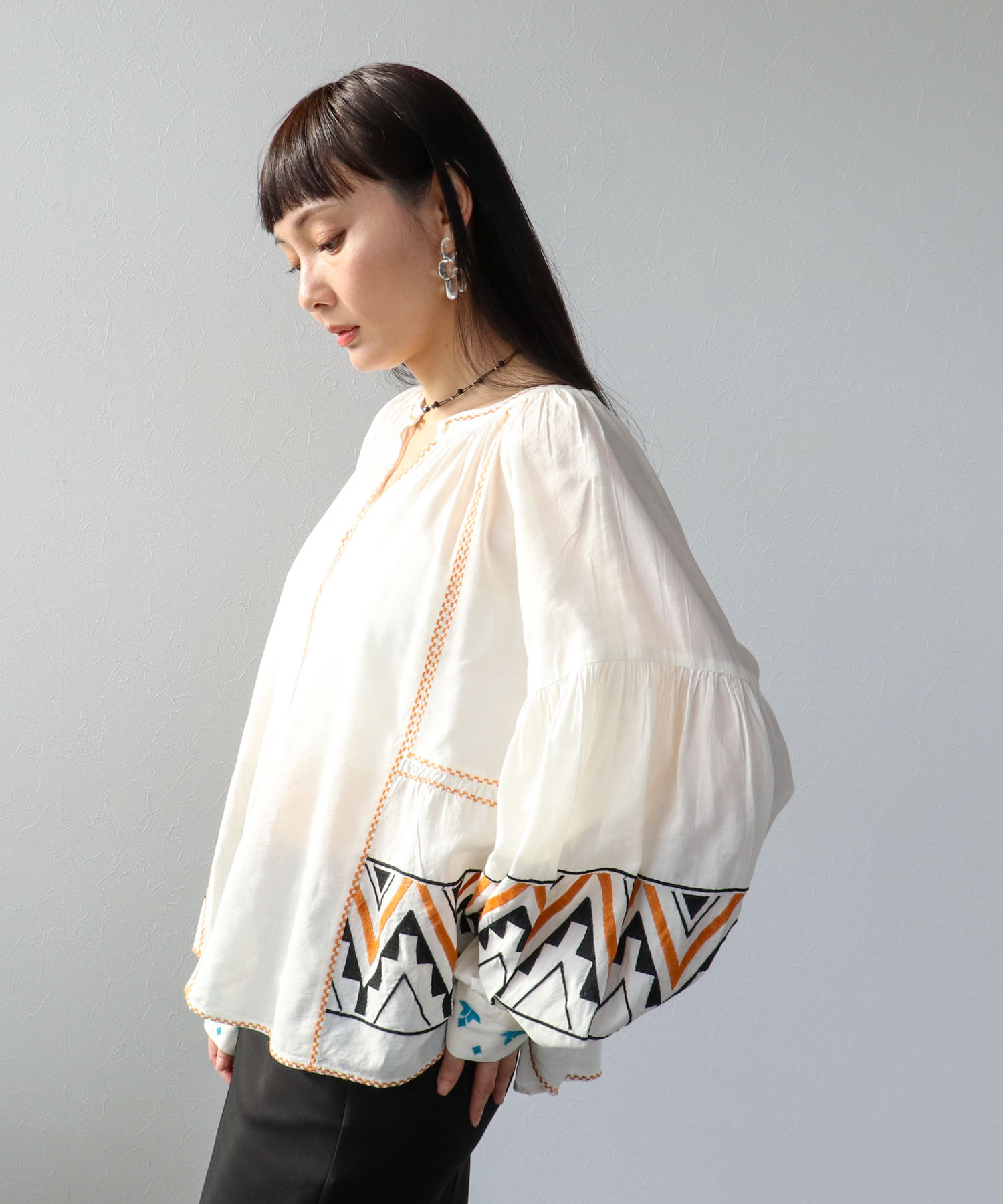 《WEB先行発売》コットンレーヨン刺繍ブラウス