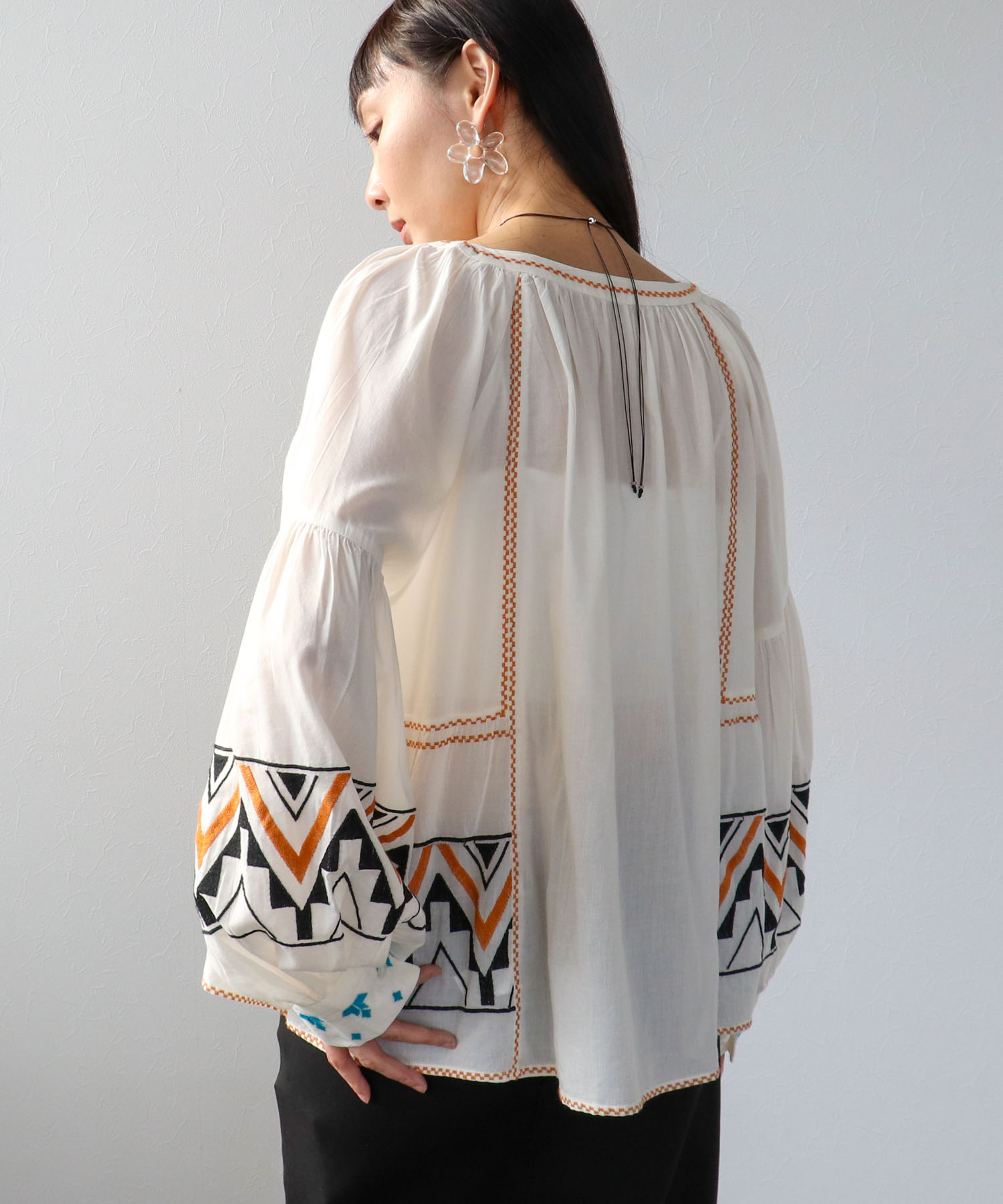 《WEB先行発売》コットンレーヨン刺繍ブラウス