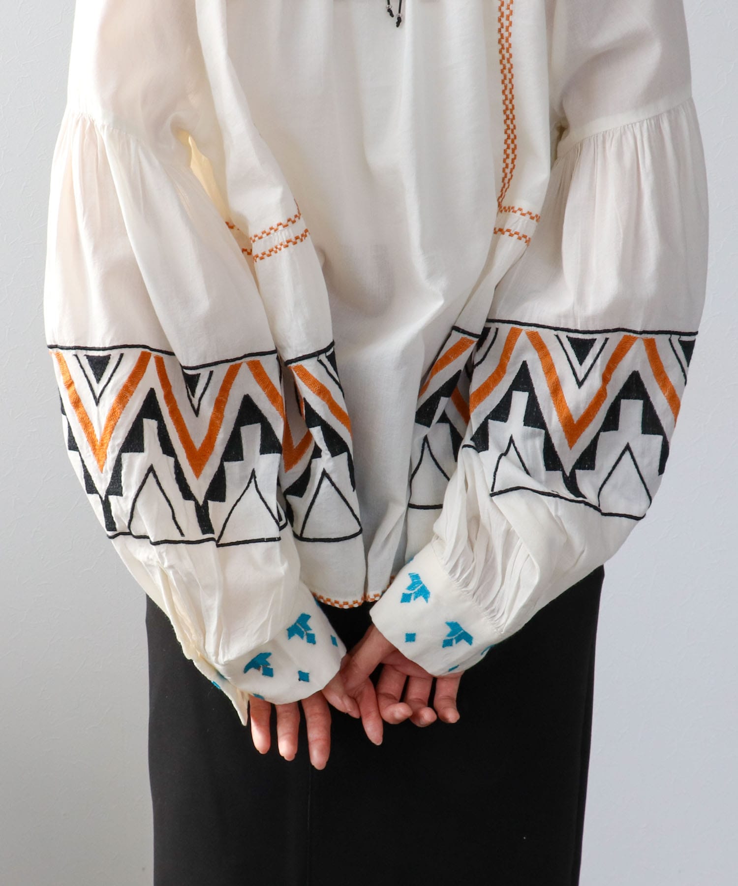 《WEB先行発売》コットンレーヨン刺繍ブラウス