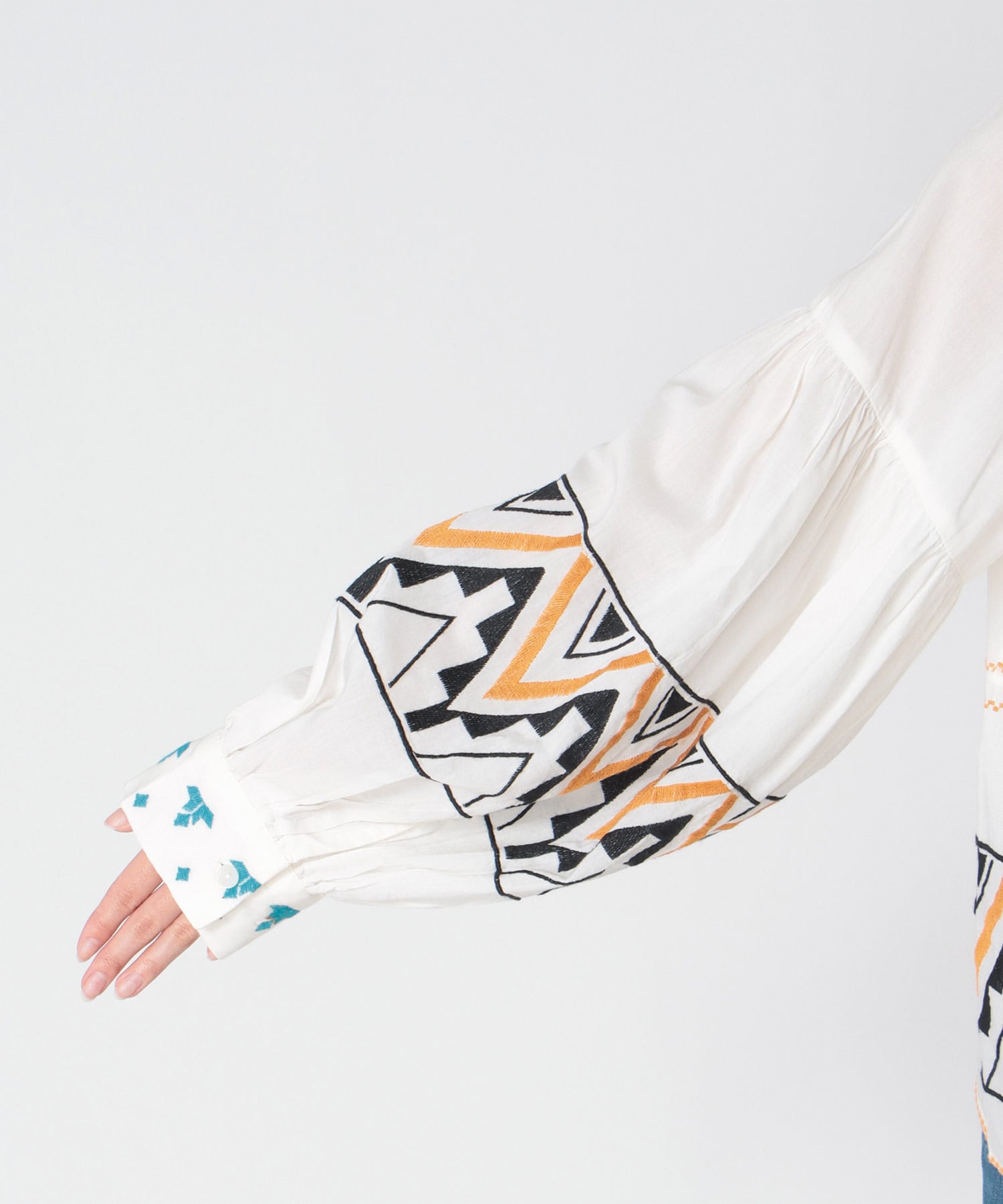 《WEB先行発売》コットンレーヨン刺繍ブラウス