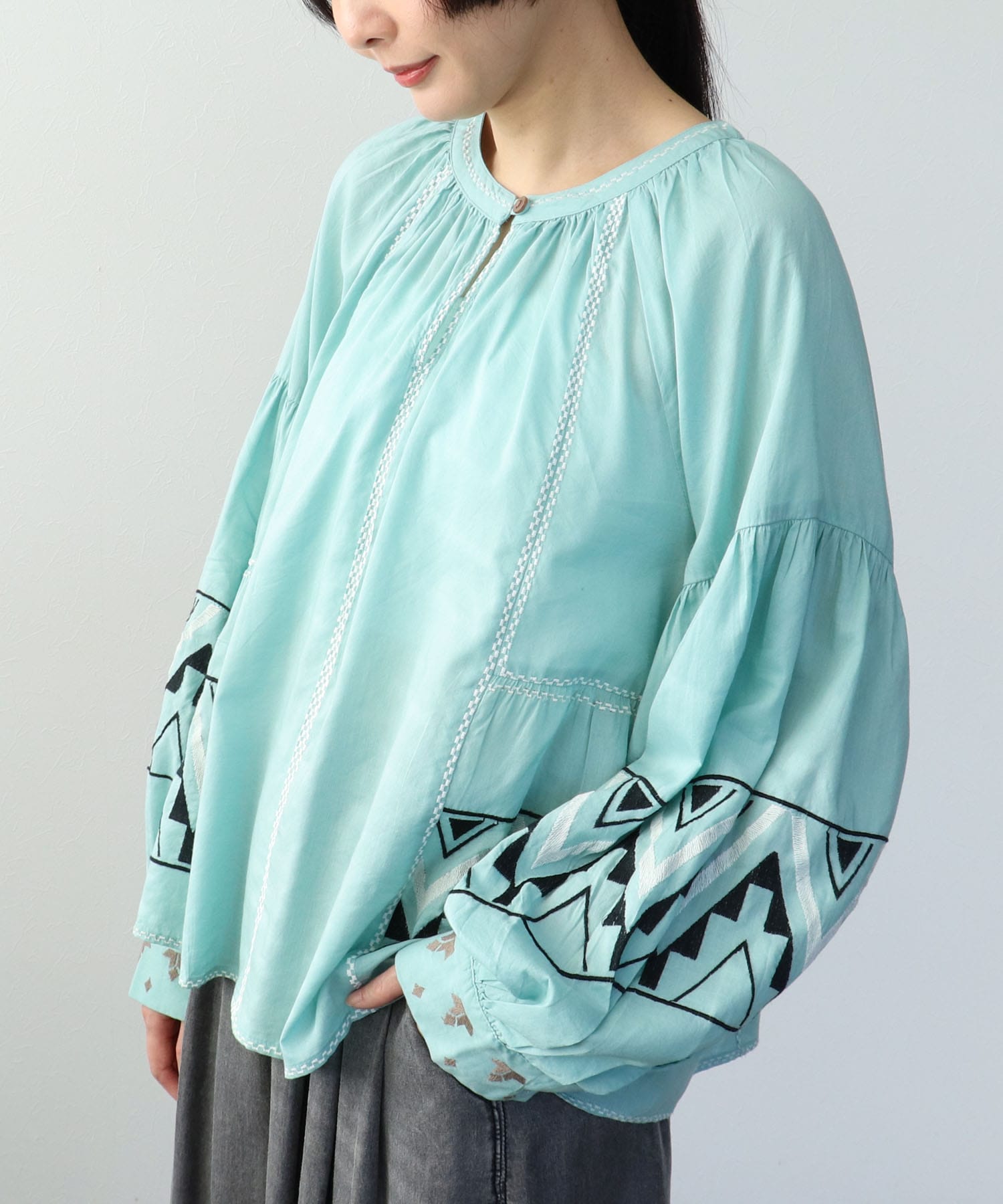 コットンレーヨン刺繍ブラウス