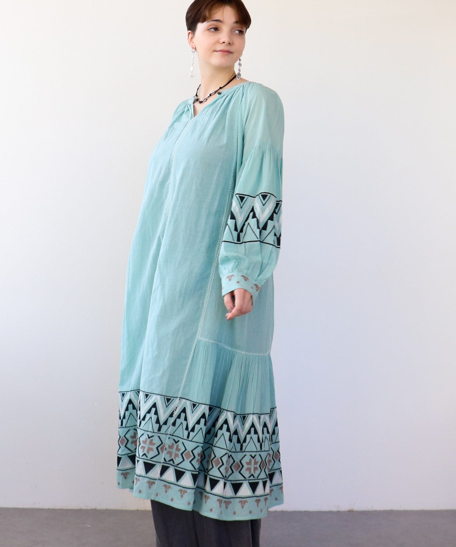 《WEB先行発売》コットンレーヨン刺繍ワンピース