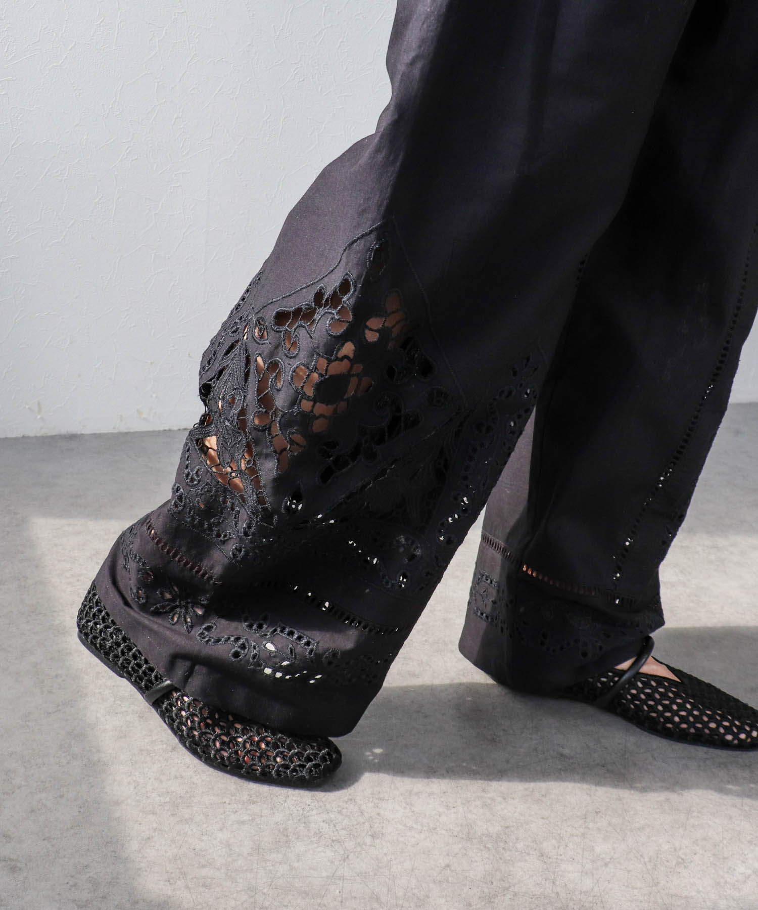 【2/26(木)12時予約開始】カットワーク刺繍パンツ