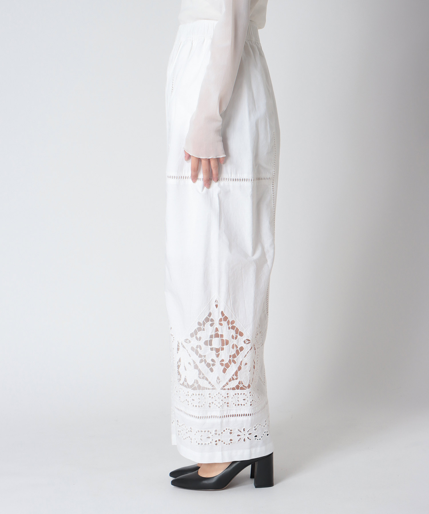 【2/26(木)12時予約開始】カットワーク刺繍パンツ