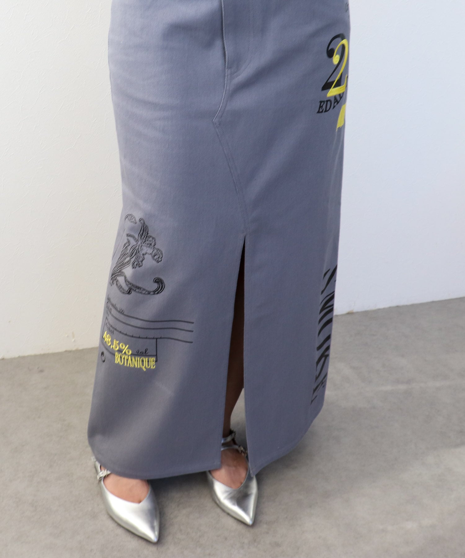 ウィスキープリント刺繍スカート