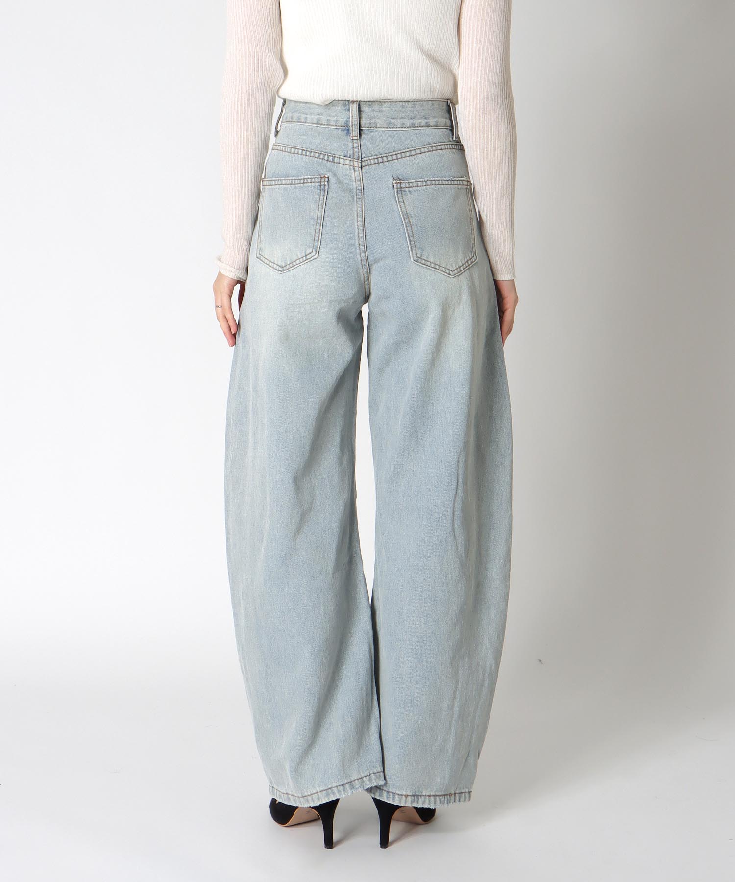 カーヴィーバレルパンツ