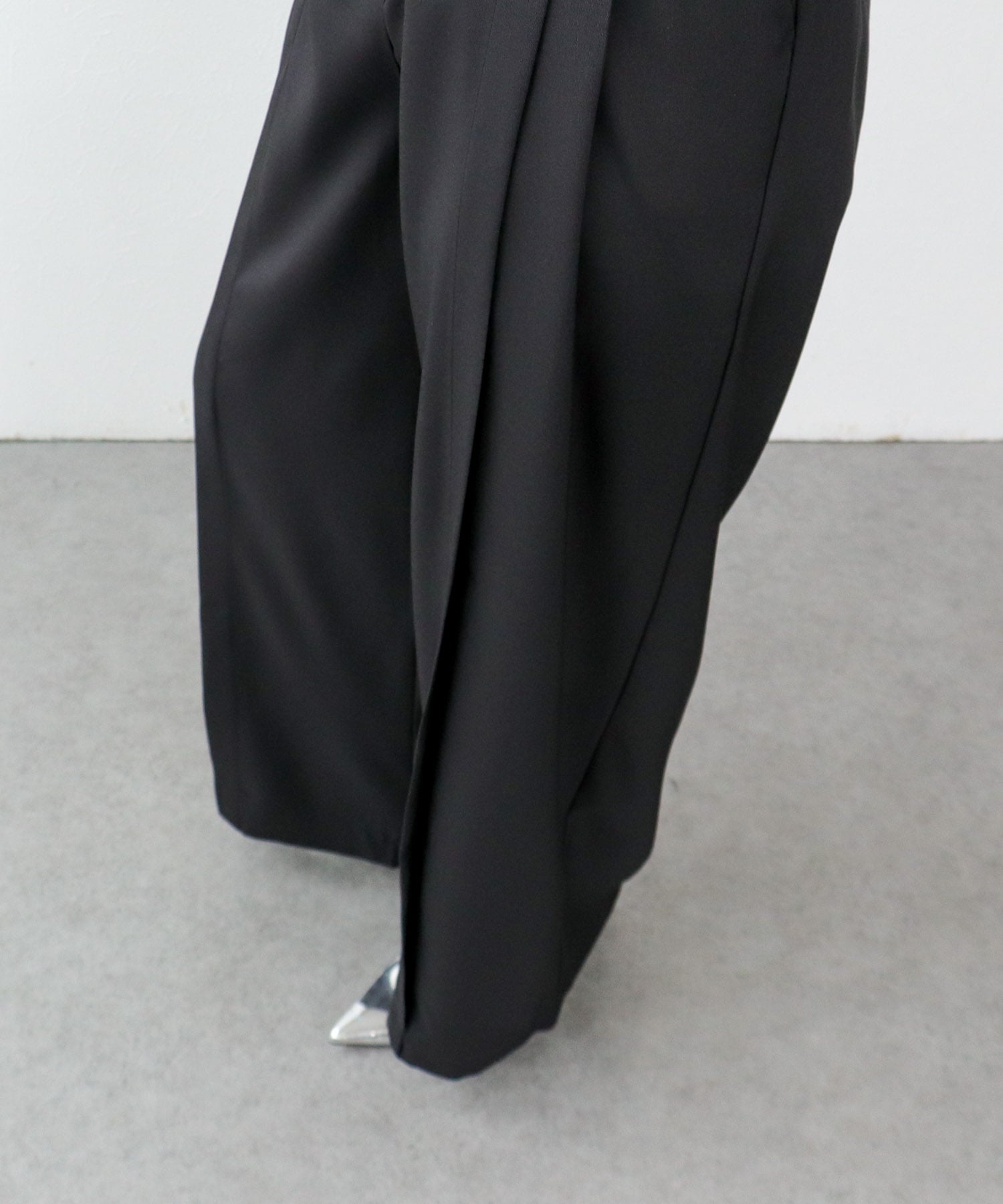 タックワイドパンツ