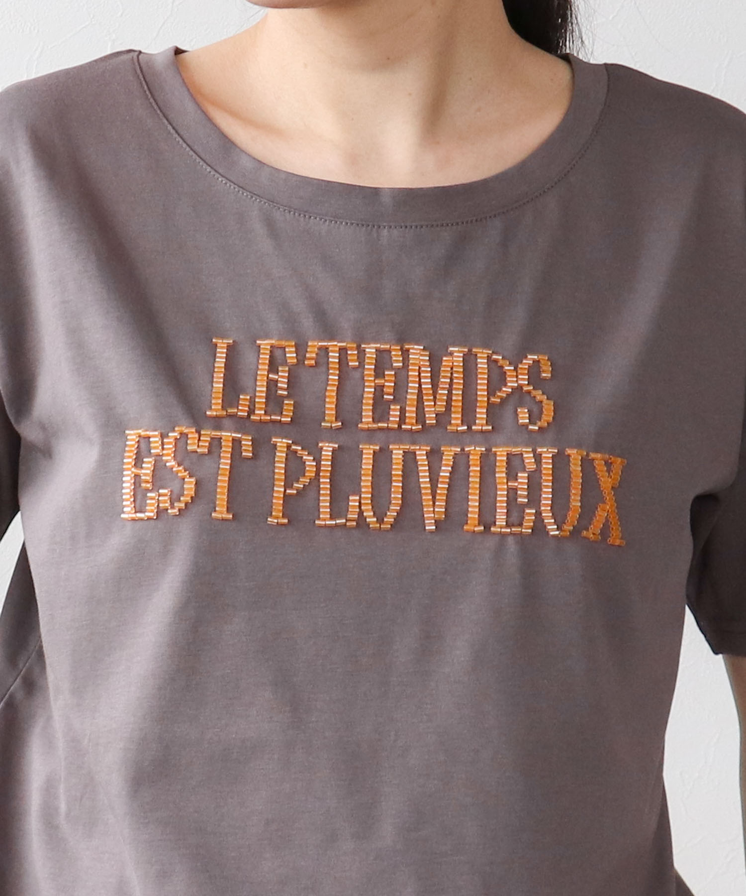 ビーズロゴ刺繍プルオーバー