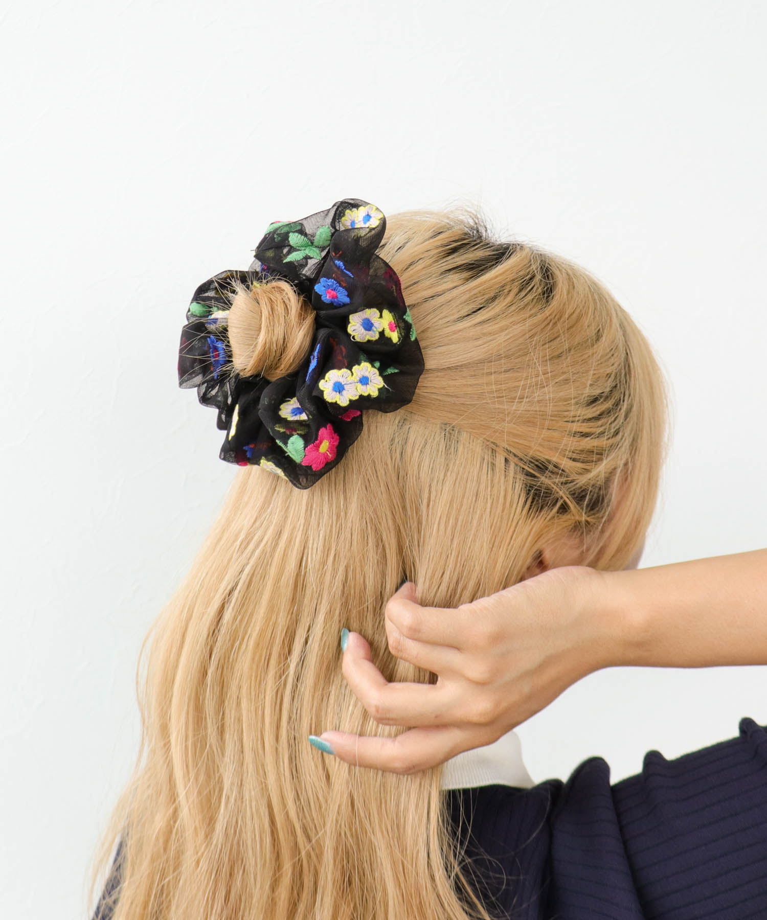 フラワー刺繍シュシュ