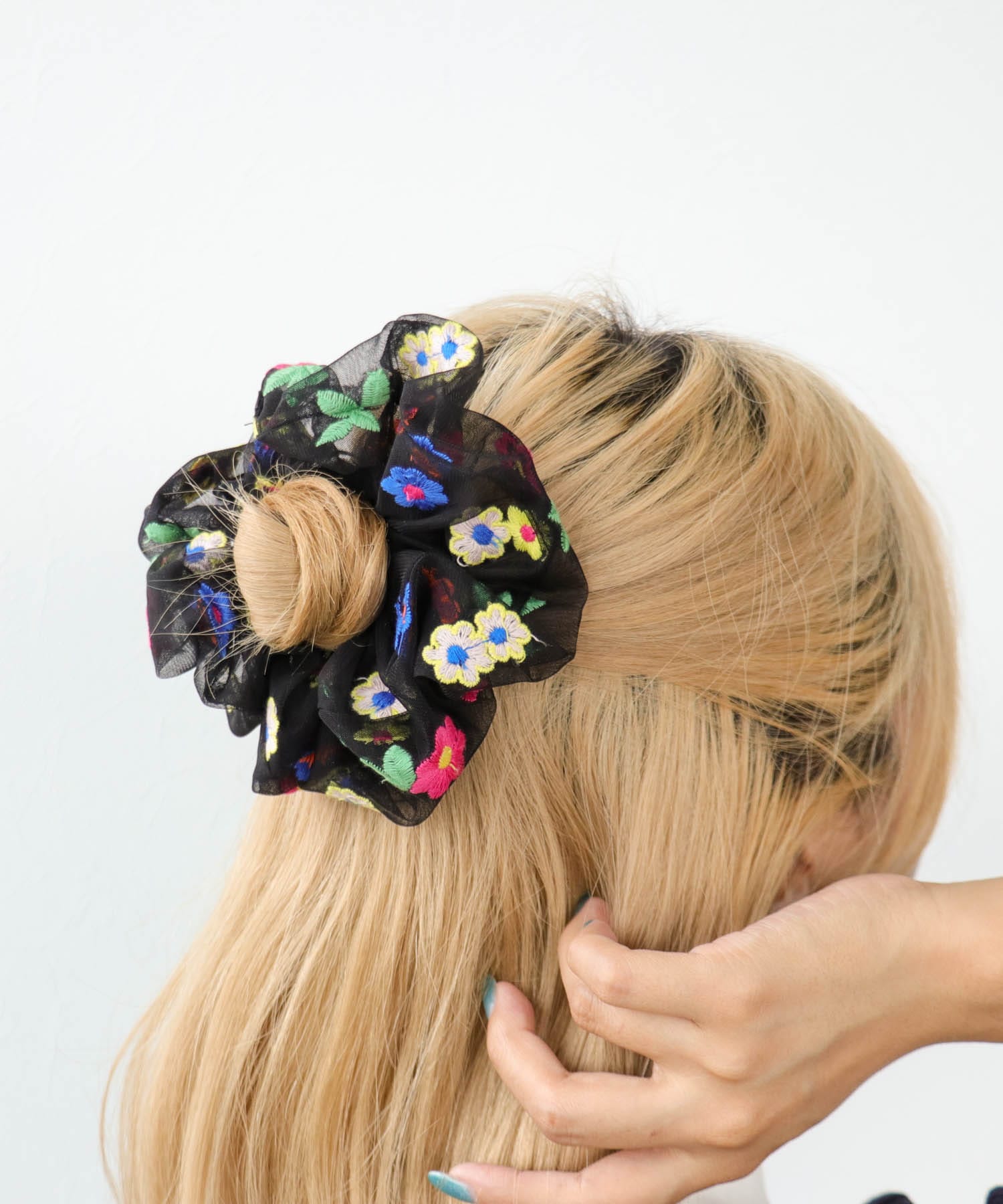 フラワー刺繍シュシュ