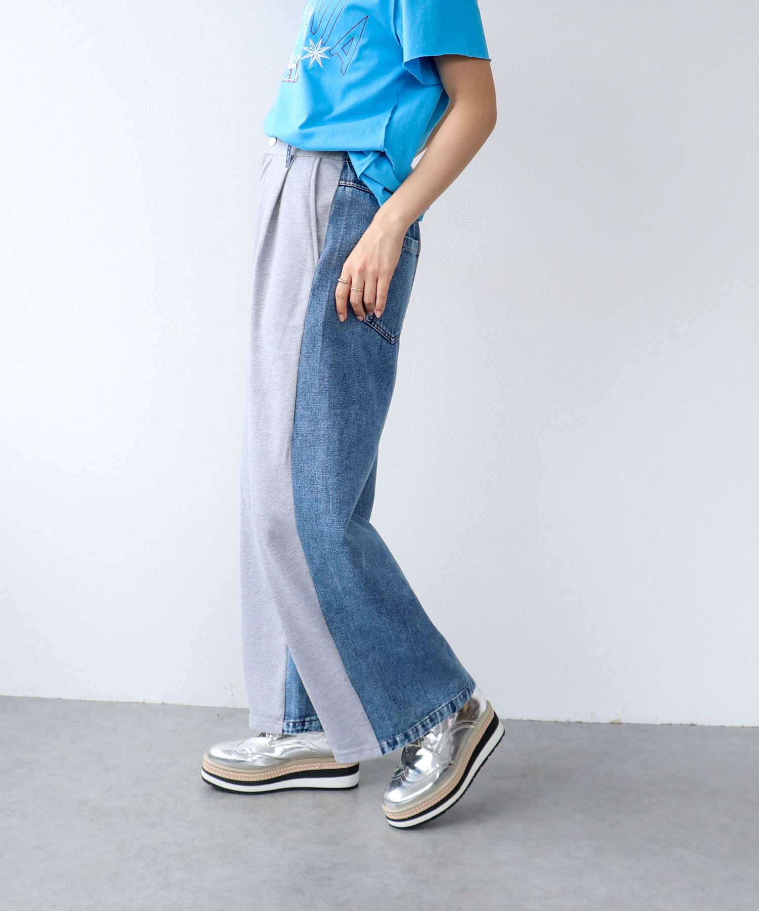 デニム×スエットパンツ