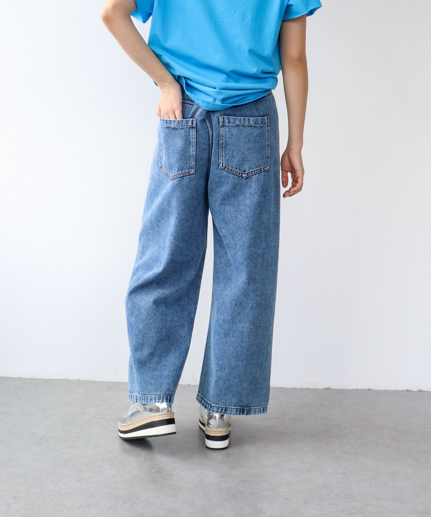 デニム×スエットパンツ