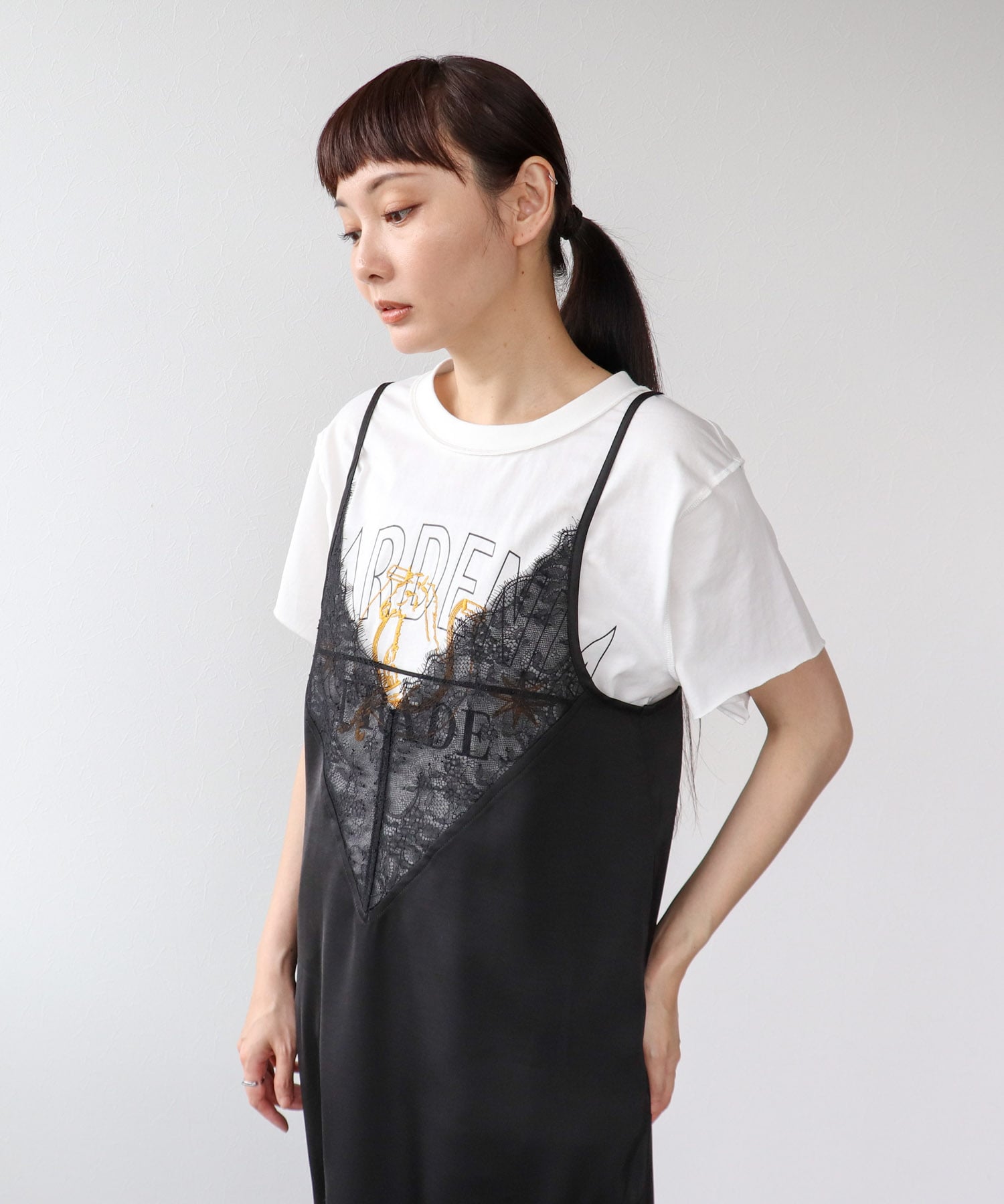 ウマ刺繍カレッジプリントTシャツ
