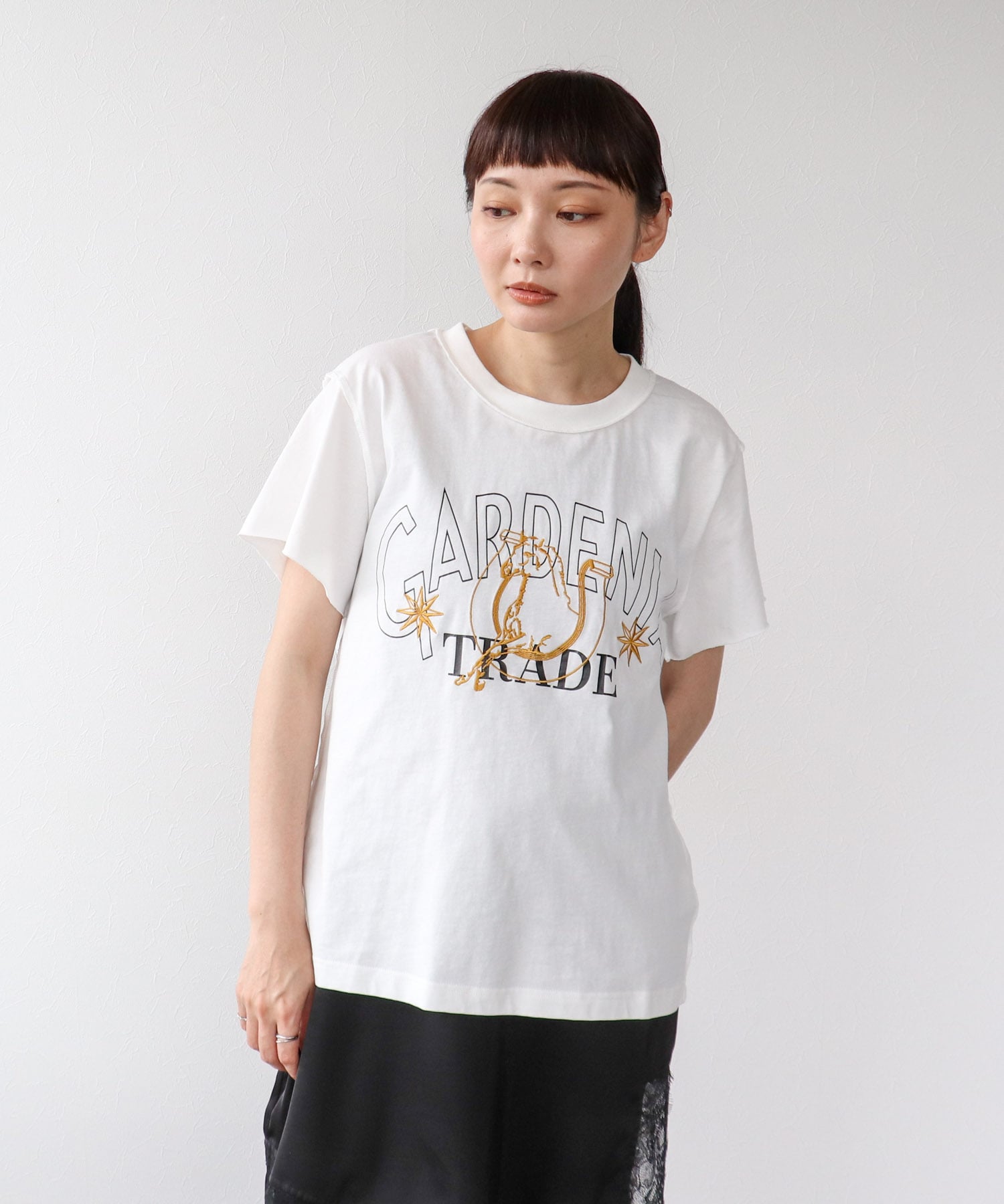 ウマ刺繍カレッジプリントTシャツ