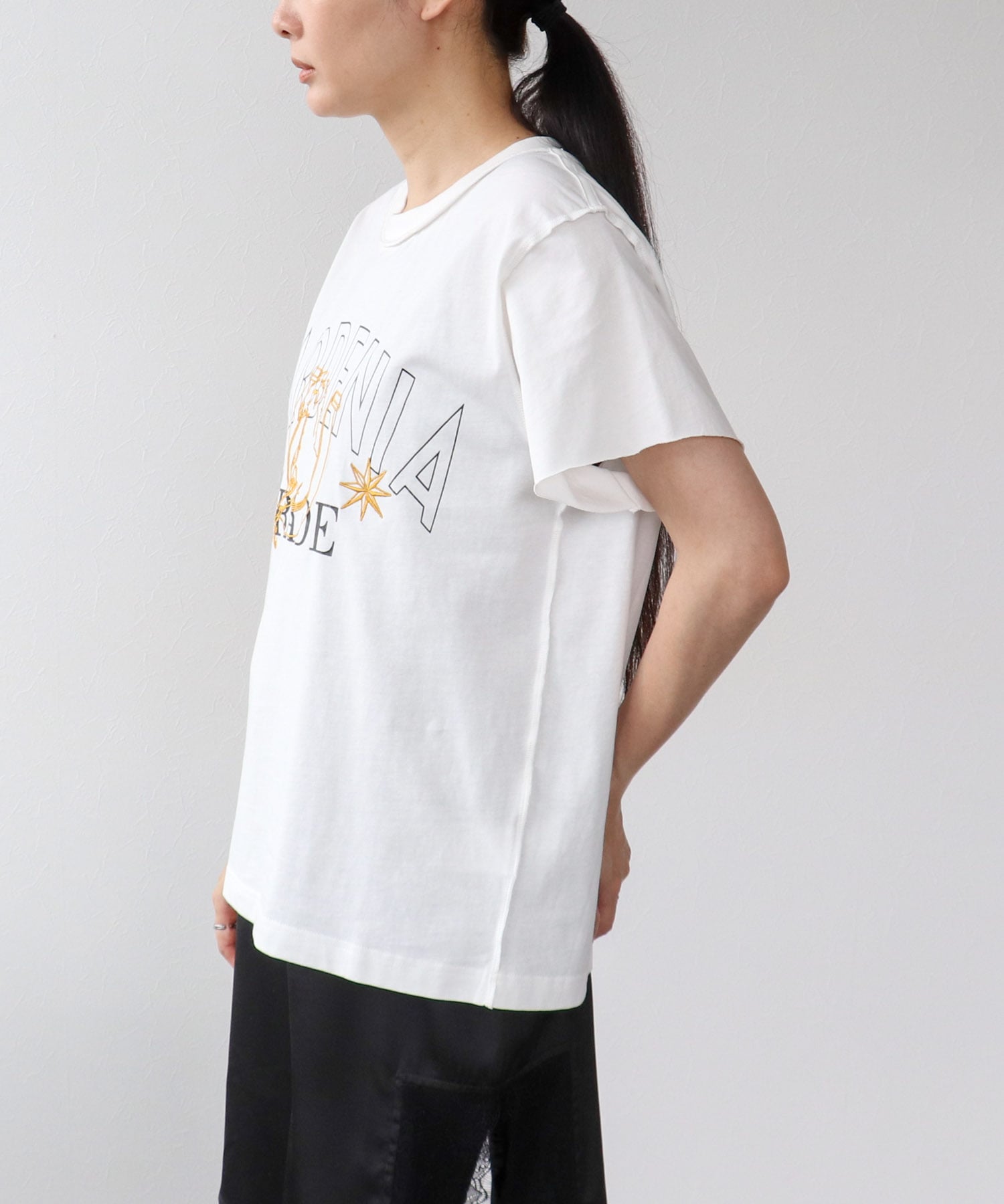 ウマ刺繍カレッジプリントTシャツ