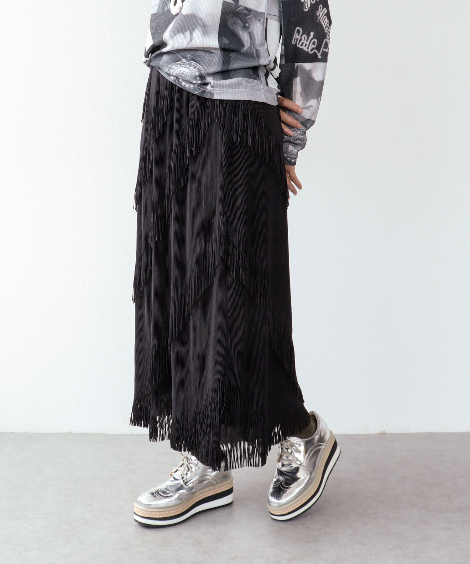 スラッシュラインフリンジスカート