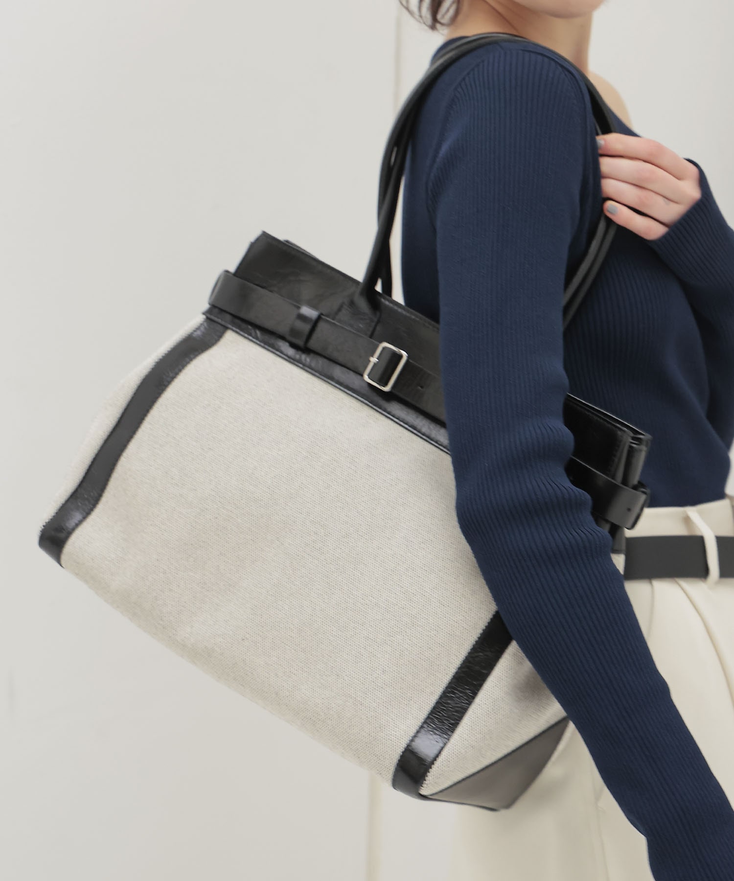 ＜CHRISTIAN VILLA＞canvas×leather belted bag