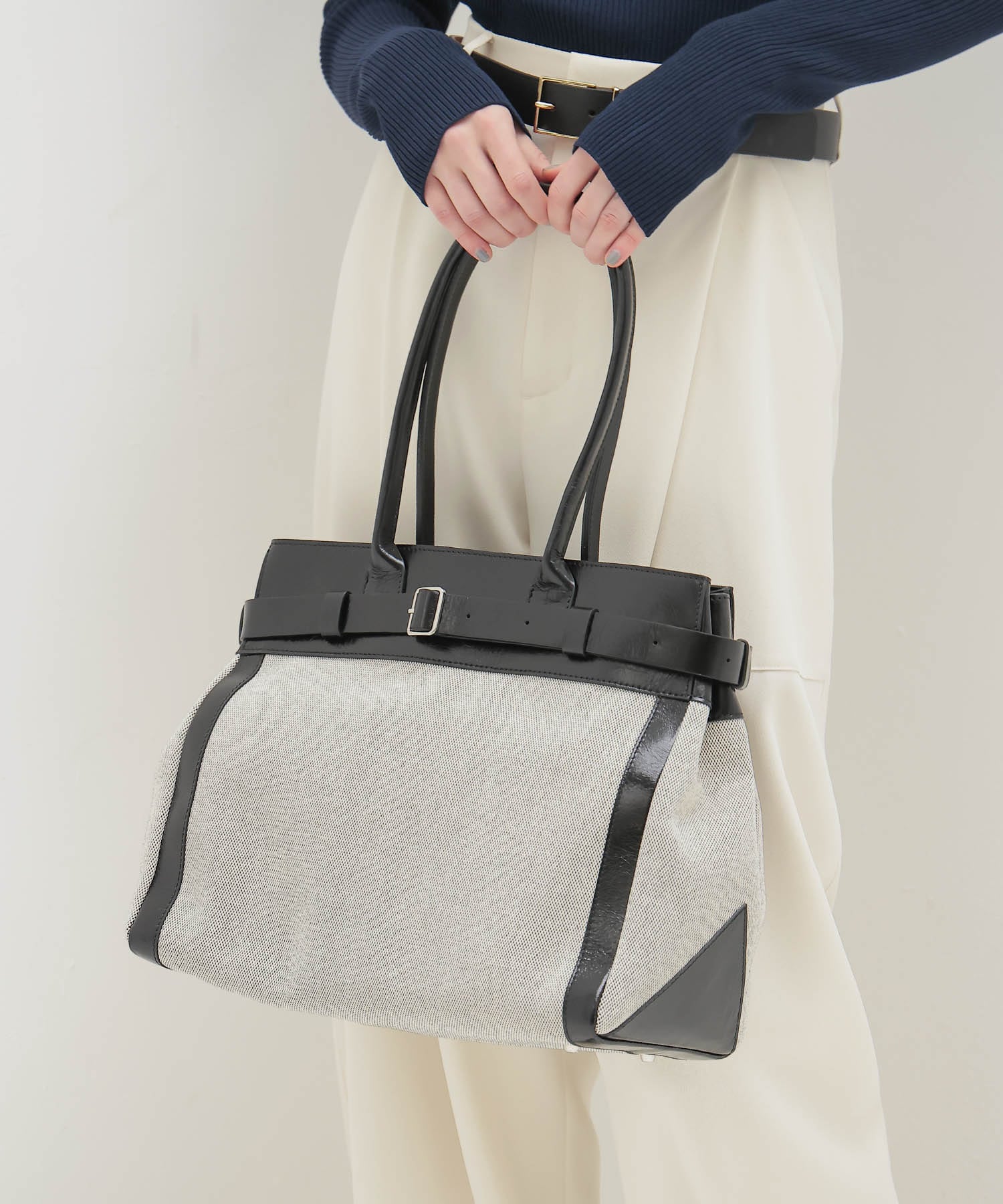 ＜CHRISTIAN VILLA＞canvas×leather belted bag