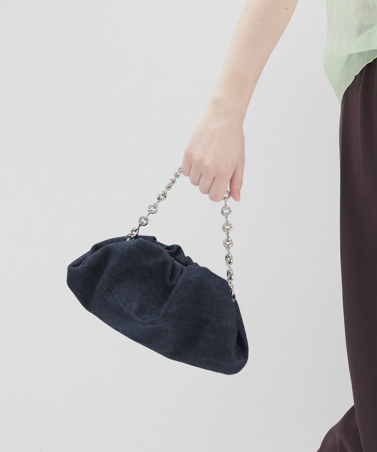 ＜INNUE＞clasp pochette