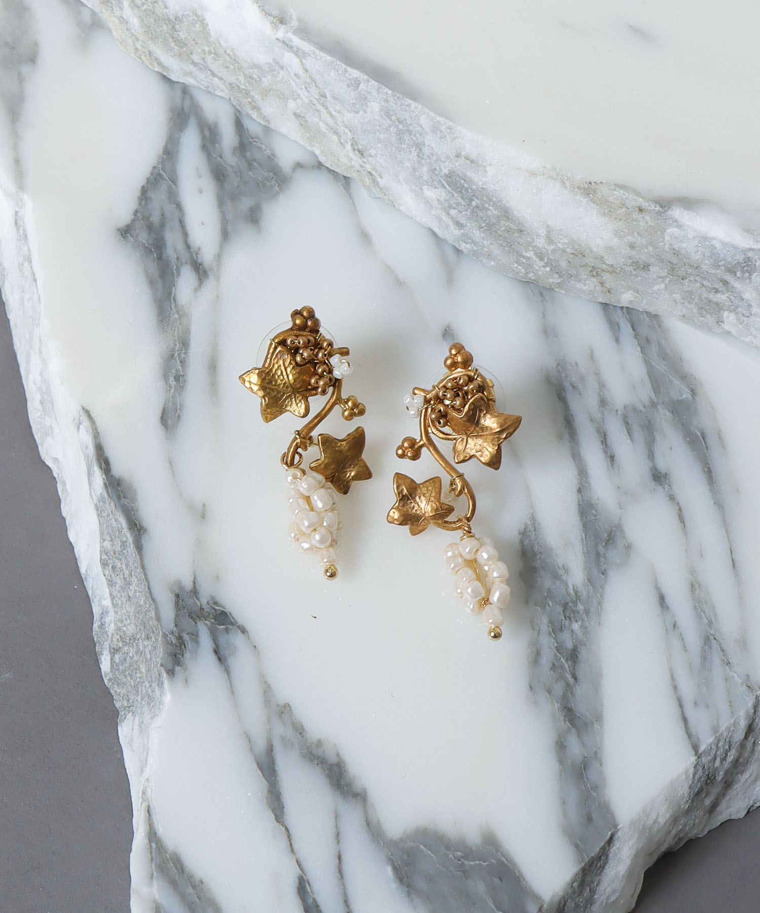 ＜monshiro＞budou leaf earring