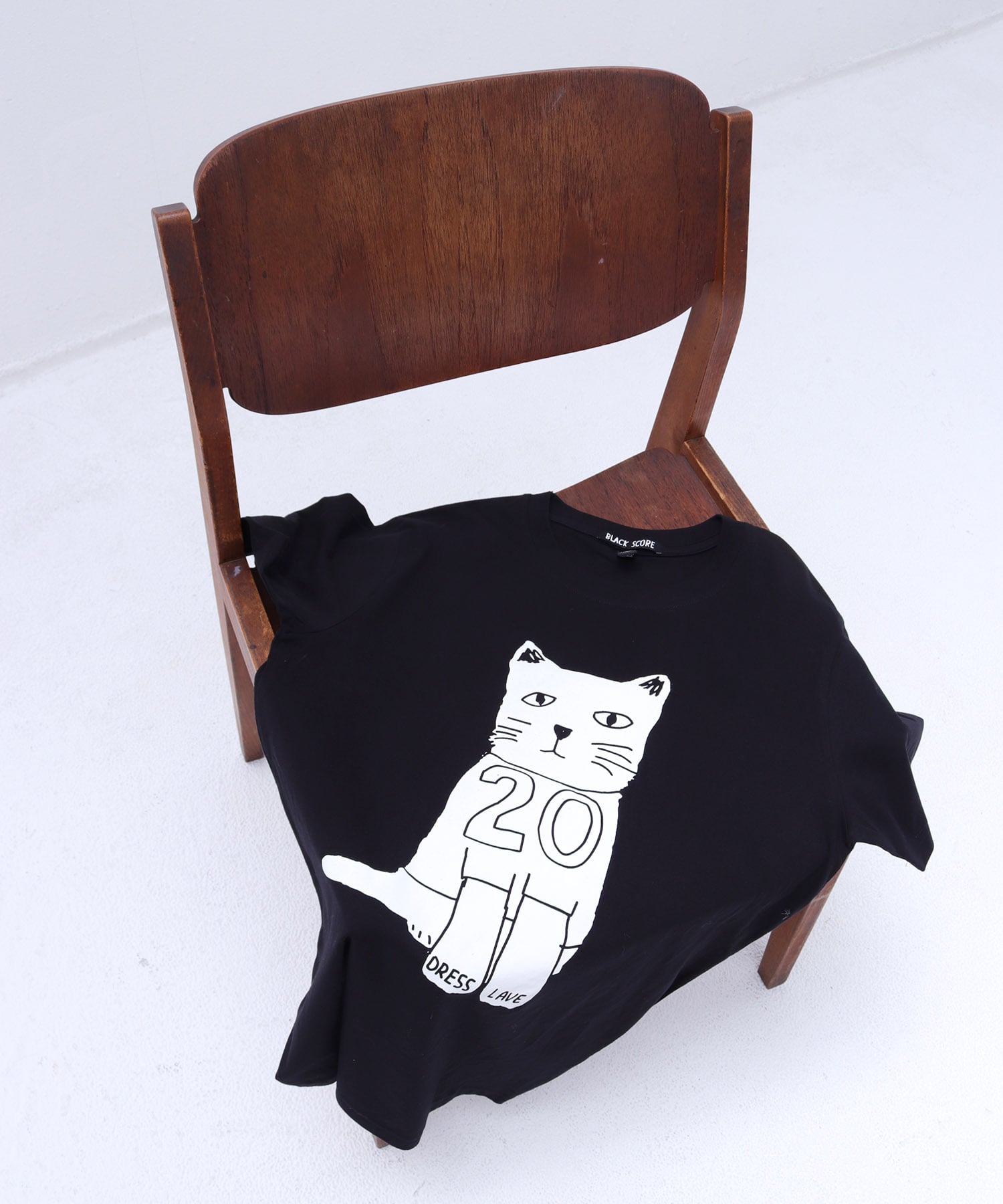 ＜BLACK SCORE × DRESSLAVE＞20th sitting cat tee