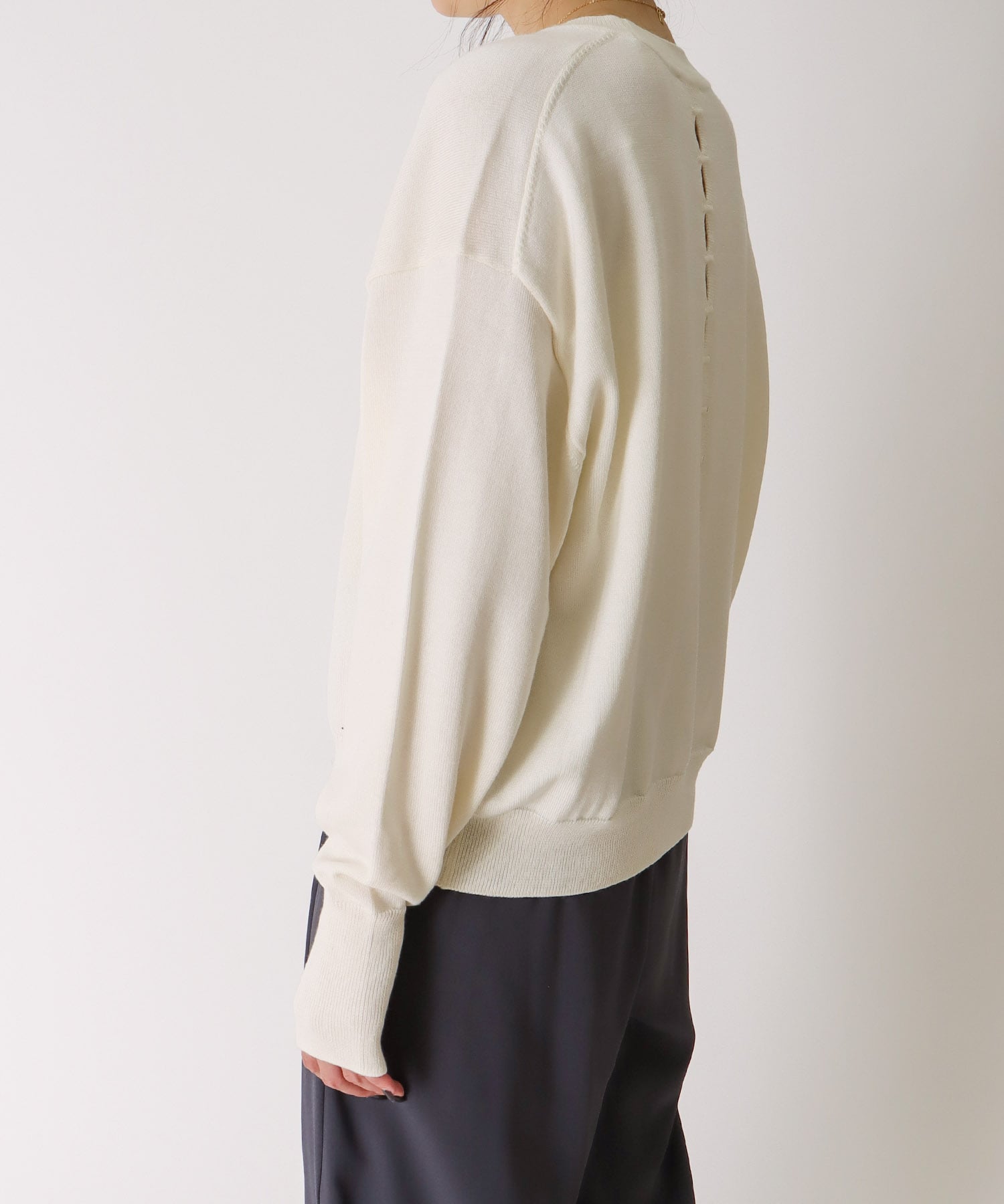 ＜uca＞back intarsist slit plain stitch crew pullover