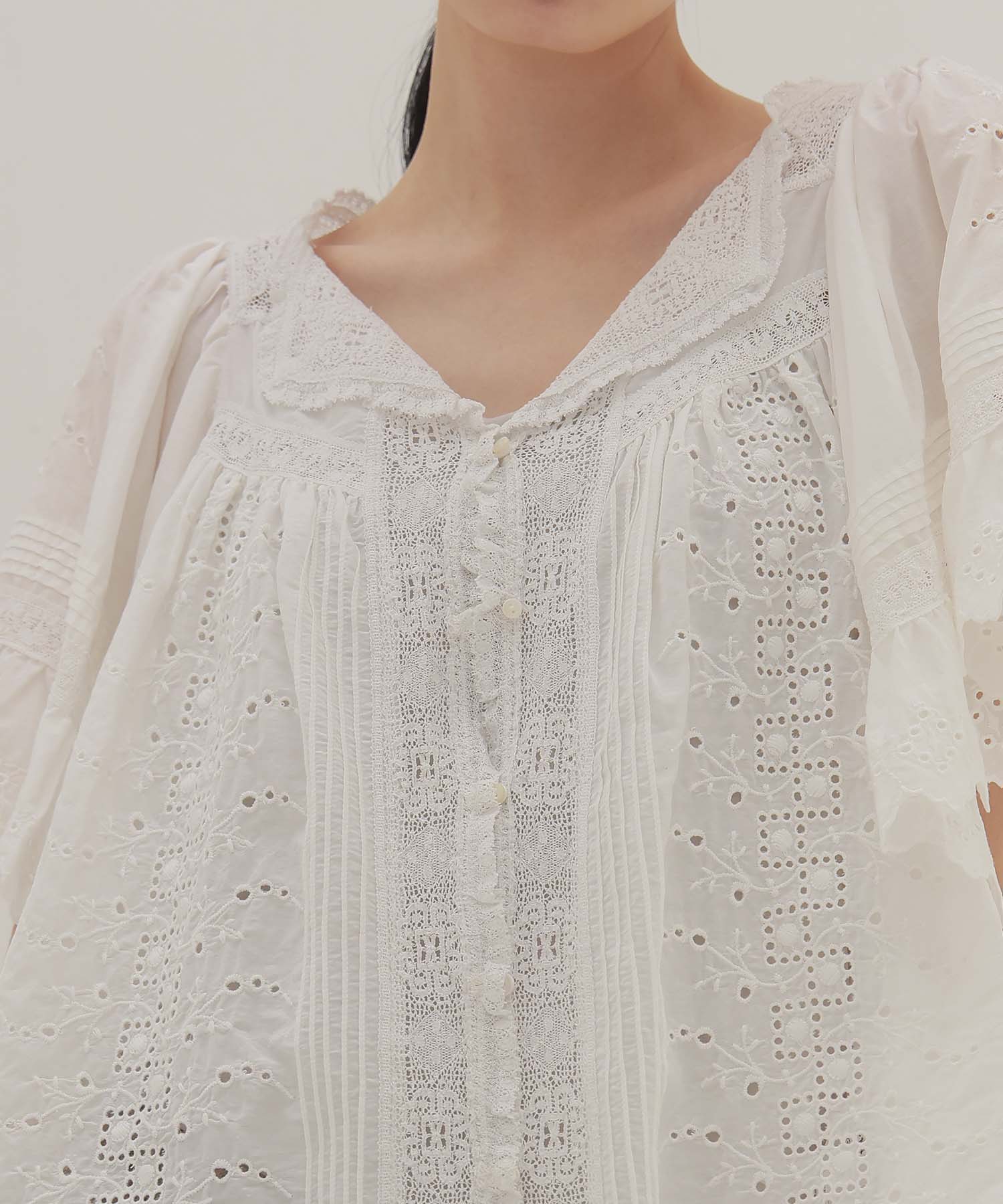 ＜VENIT＞SILK COTTON LACE EMBROIDERY BLOUSE