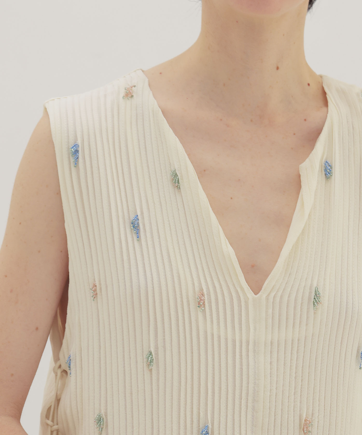 ＜VENIT＞PIN TUCK BEADS EMBROIDERY PULL