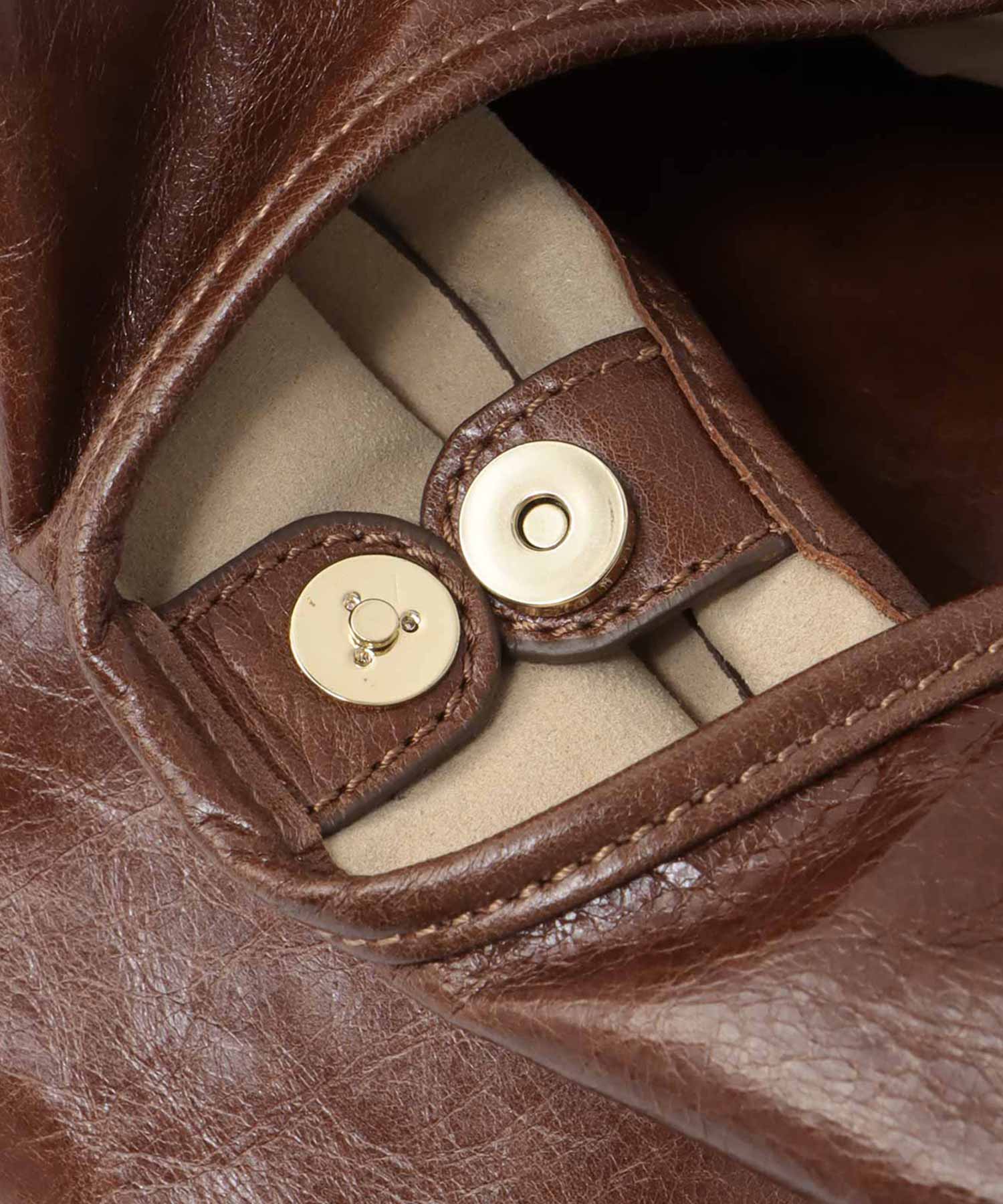 ＜CHRISTIAN VILLA＞gloss leather top handle bag