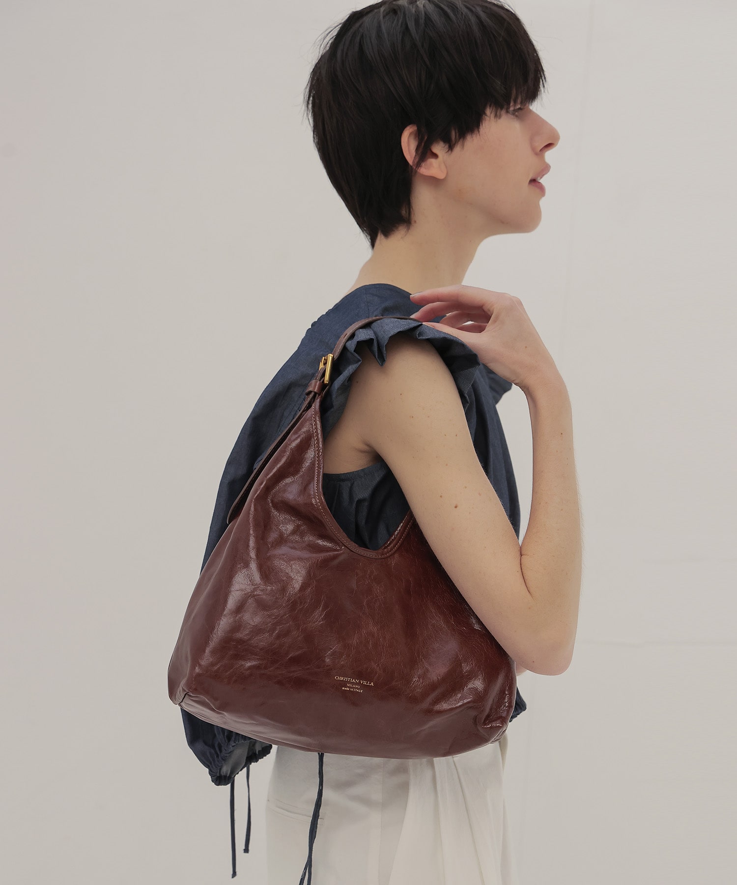 ＜CHRISTIAN VILLA＞gloss leather top handle bag