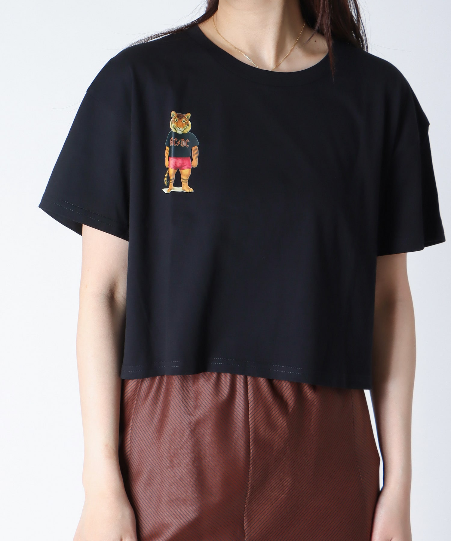 ＜BLACK SCORE＞TIGER ACDC MINI CROPPED TEE