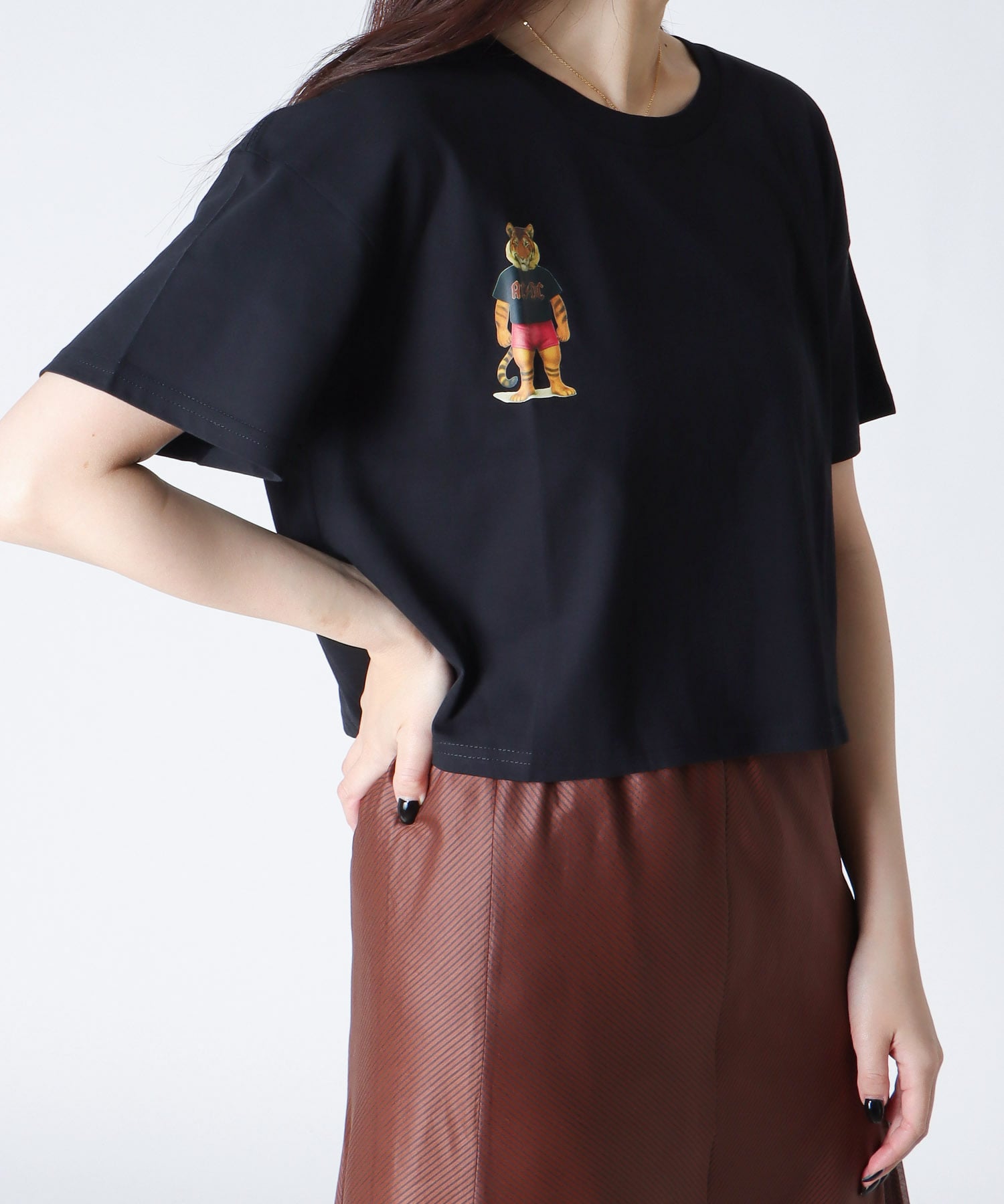 ＜BLACK SCORE＞TIGER ACDC MINI CROPPED TEE