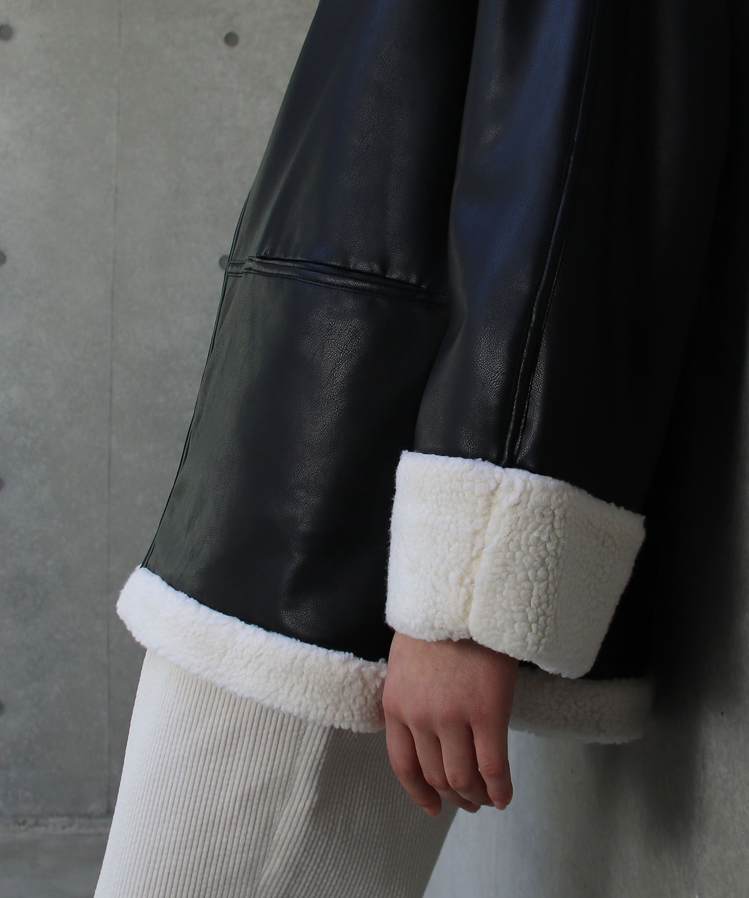 fake leather×boa over zip blouson