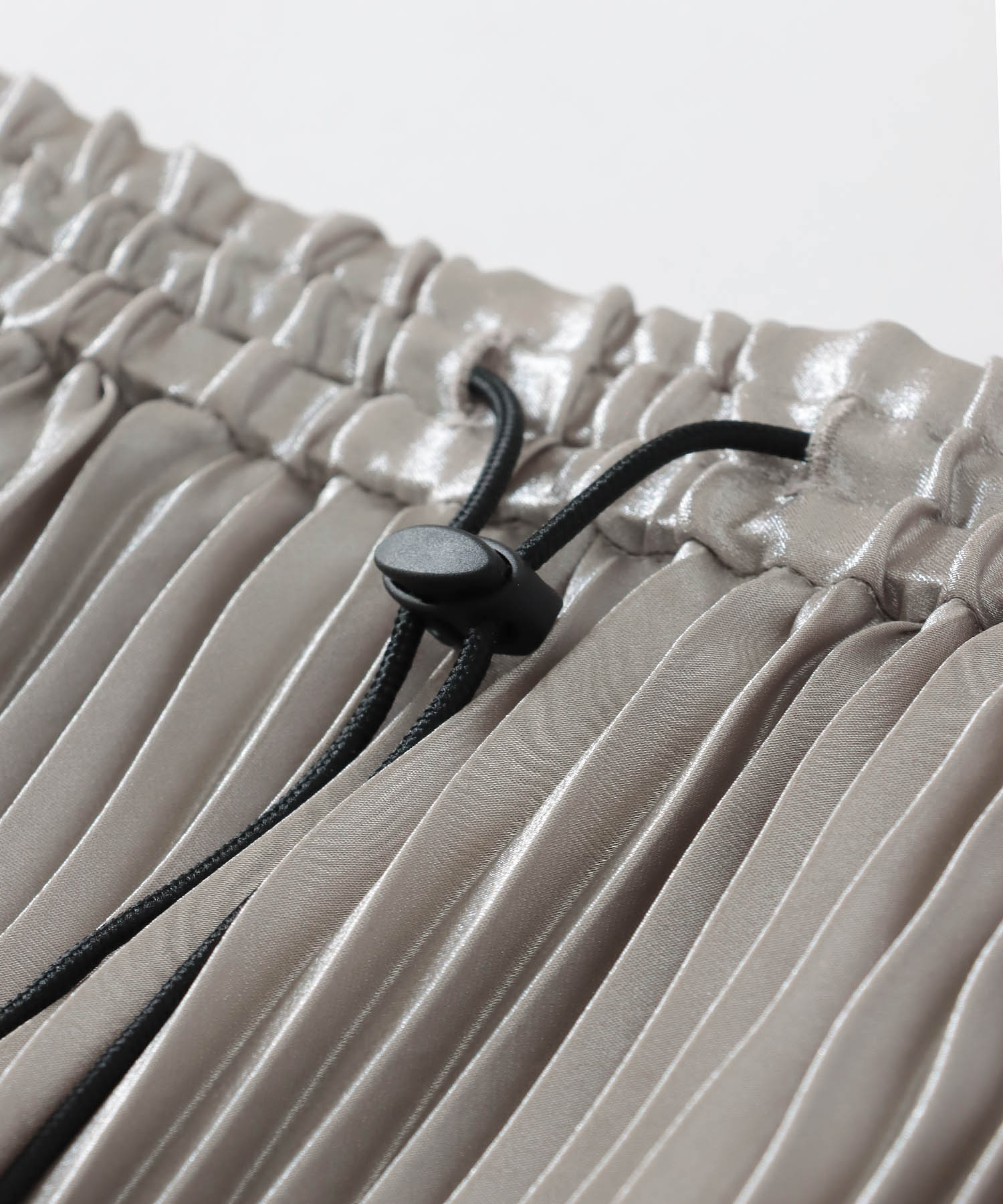shiny asymmetric pleats skirt | AND ON JIONE STORE（アンドオン 