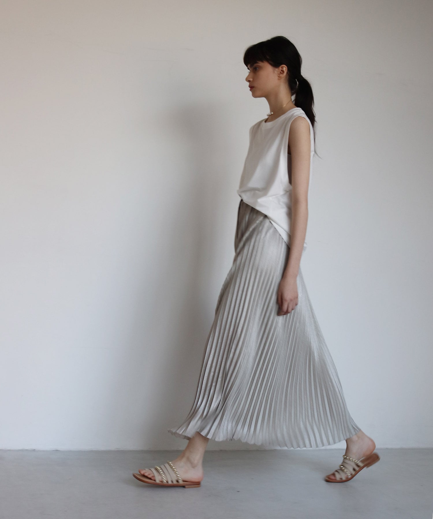 shiny asymmetric pleats skirt | AND ON JIONE STORE（アンドオン 