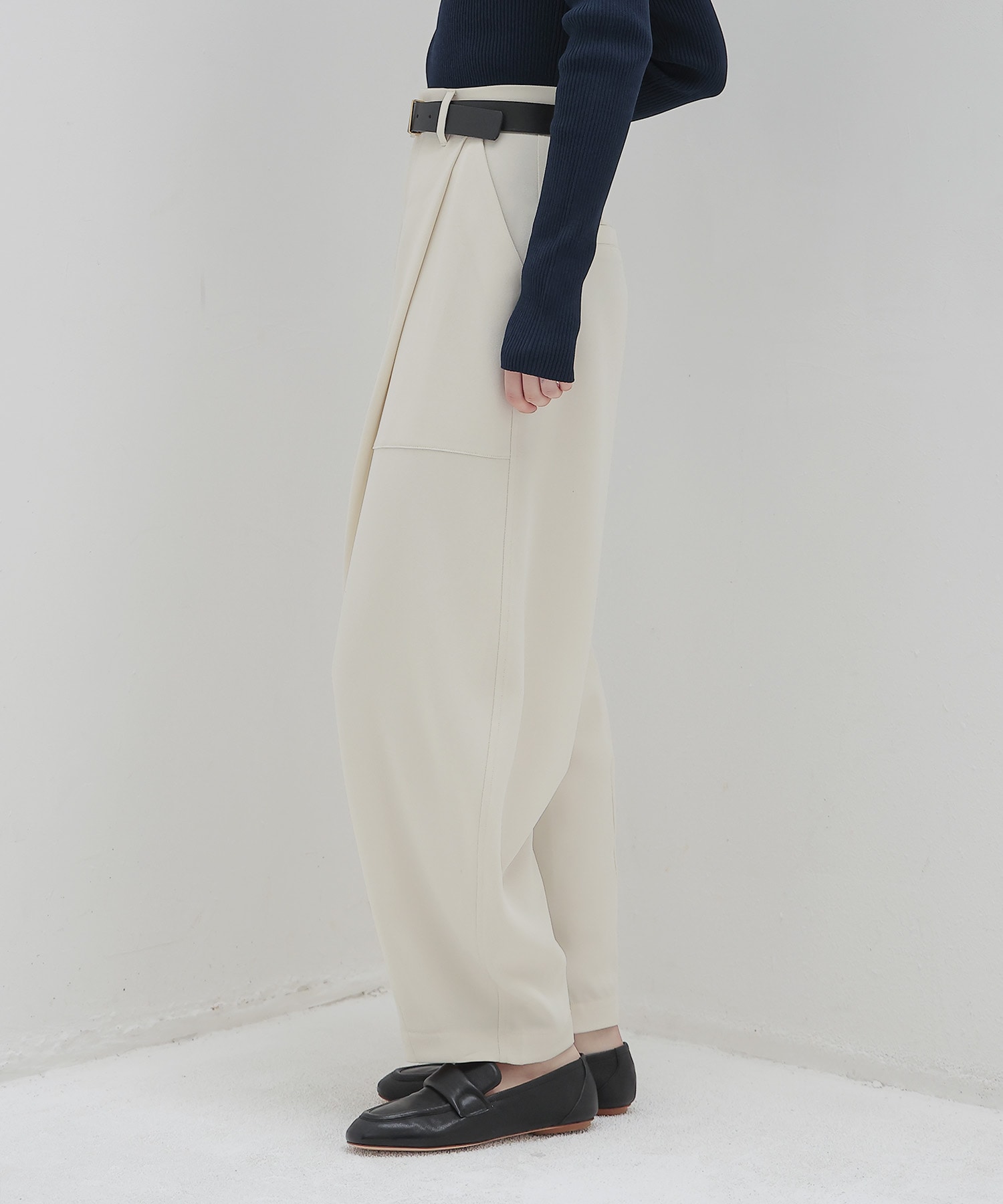 big tuck curve pants
