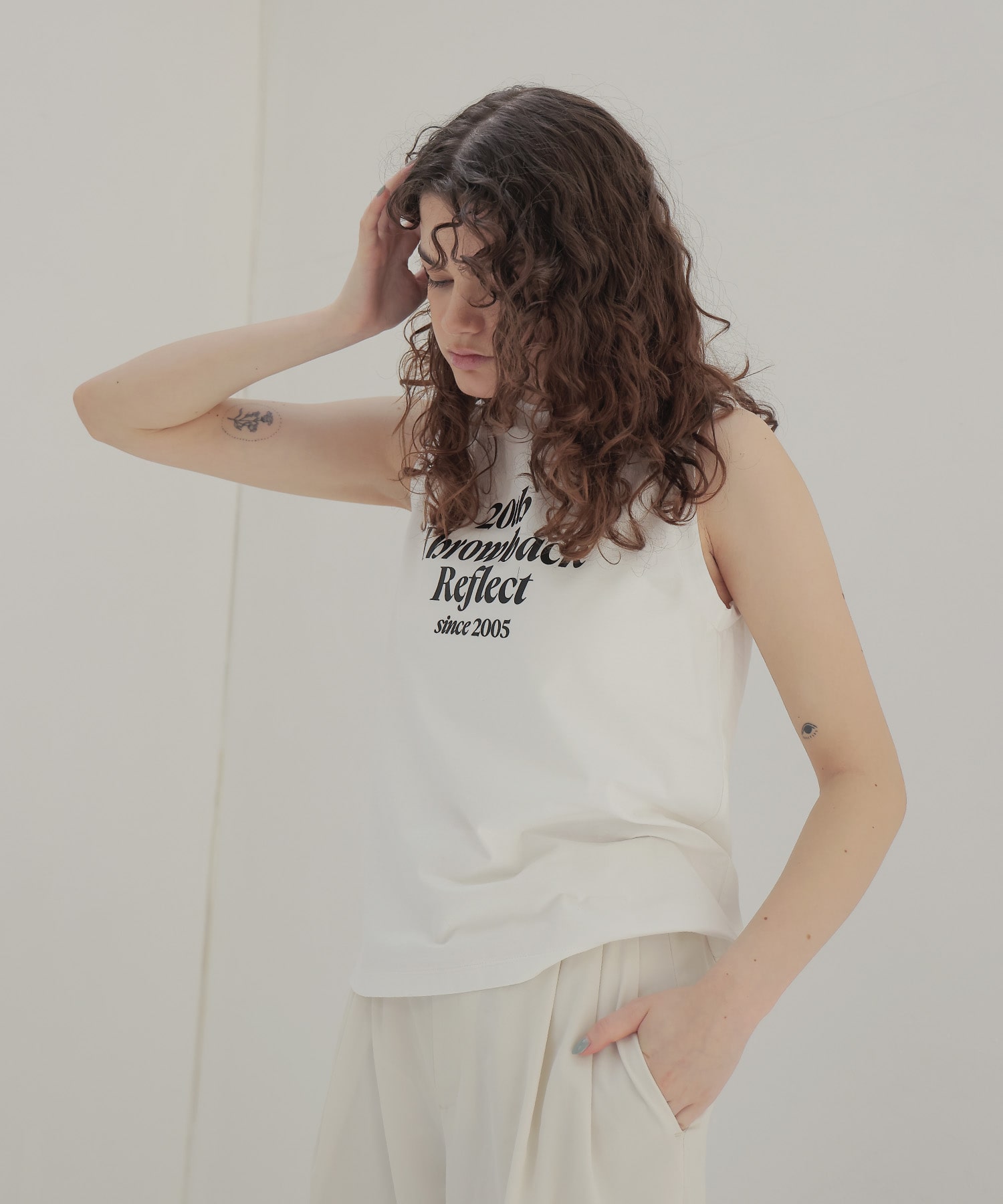 throwback sleeveress T-shirt