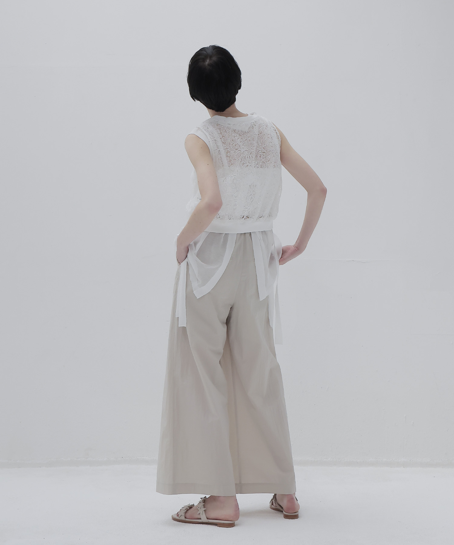 ALLONGE sheer sleeveless pull