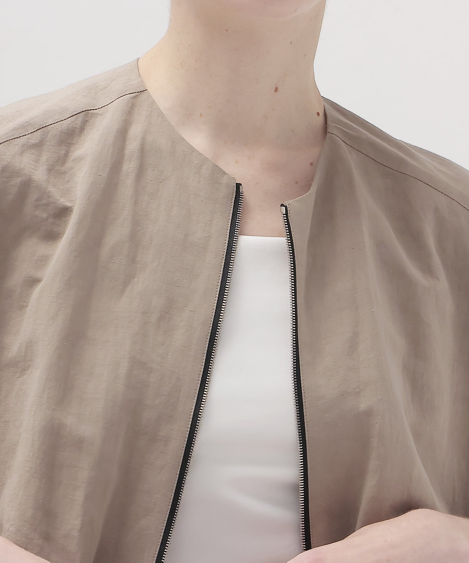 tuck bubble sleeveless blouson