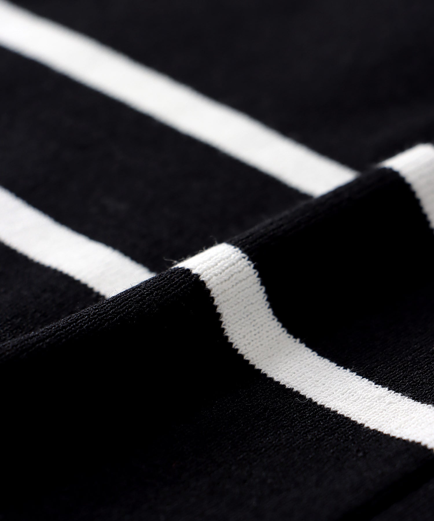 2pitch border Vneck pullover