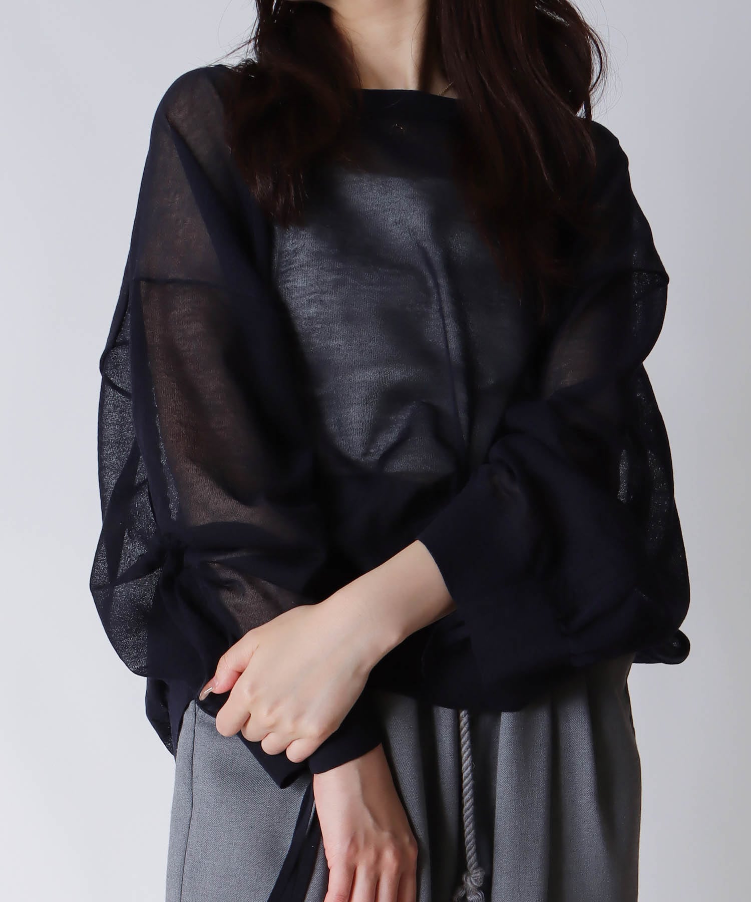 ALLONGE sheer string sleeve pull