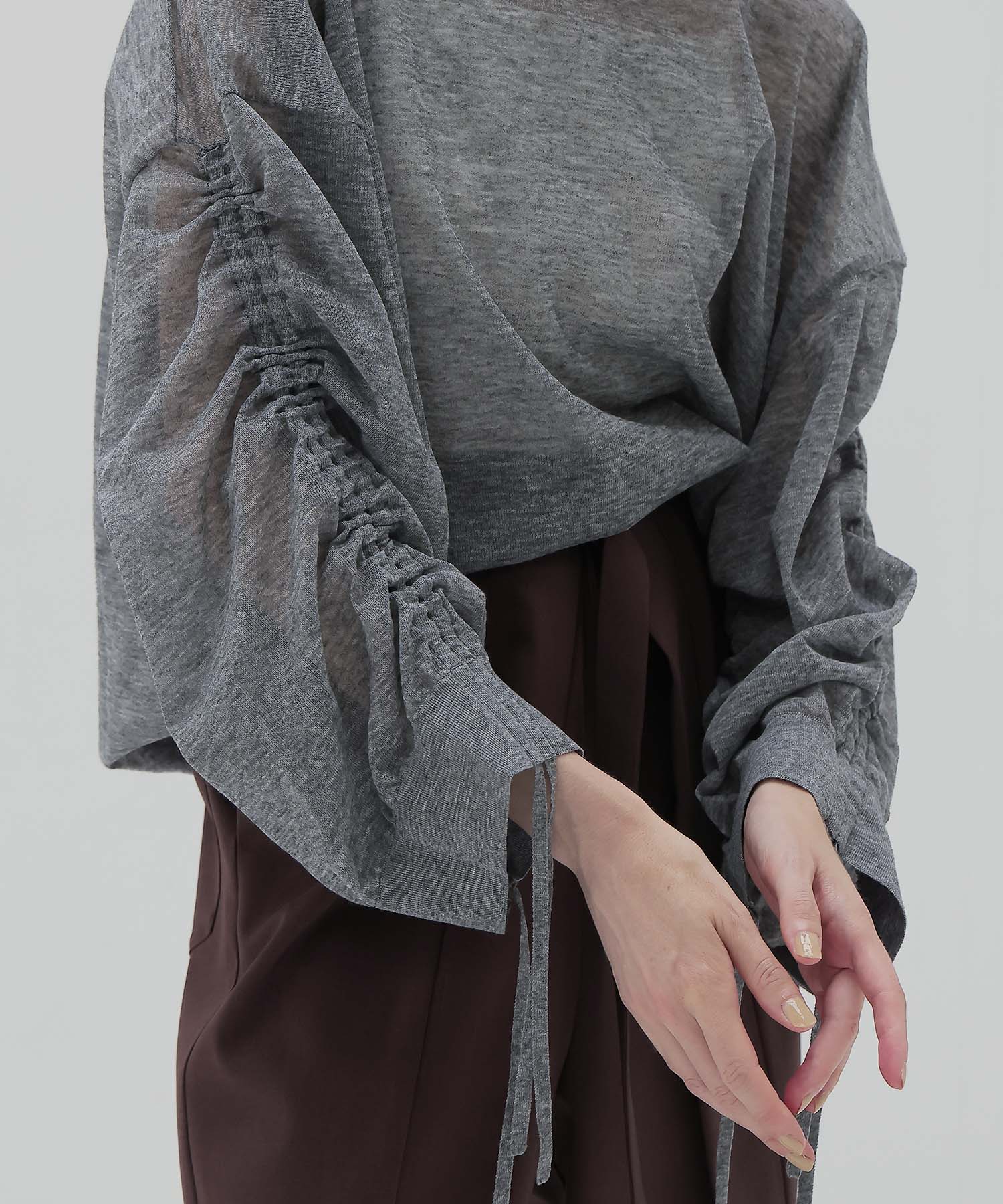 ALLONGE sheer string sleeve pull