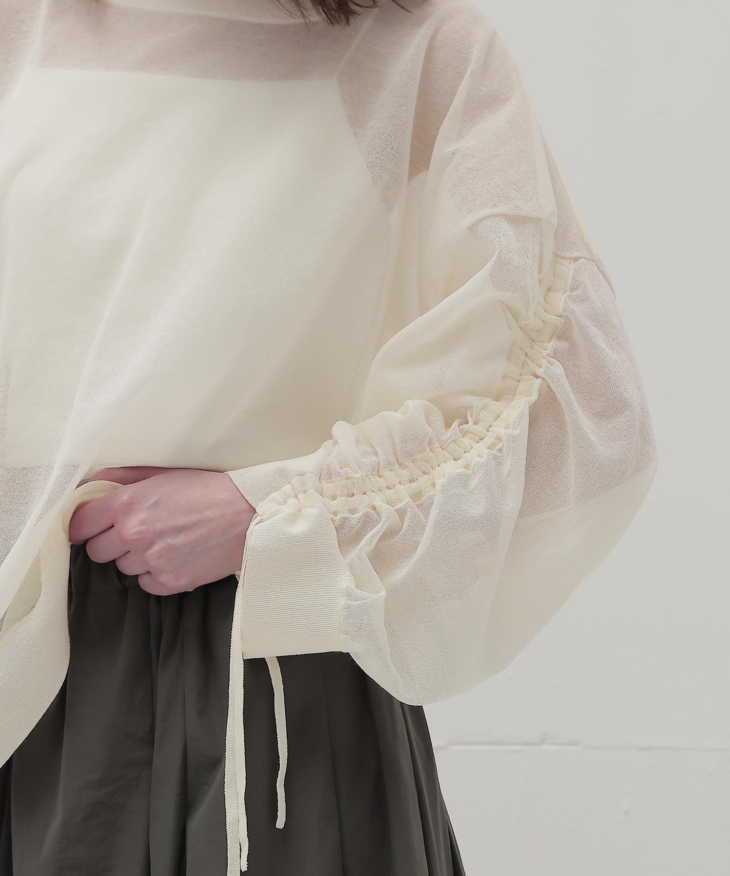 ALLONGE sheer string sleeve pull