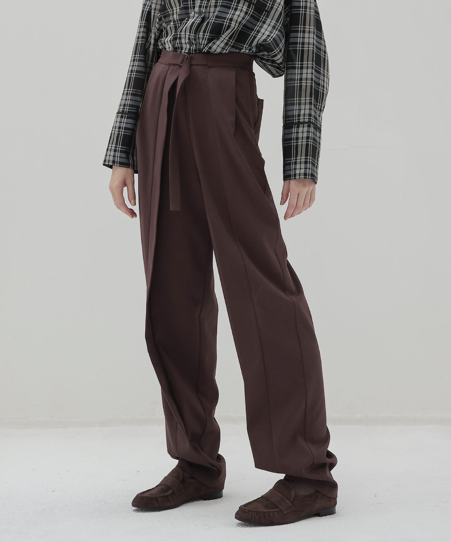 fluttering tapered pants